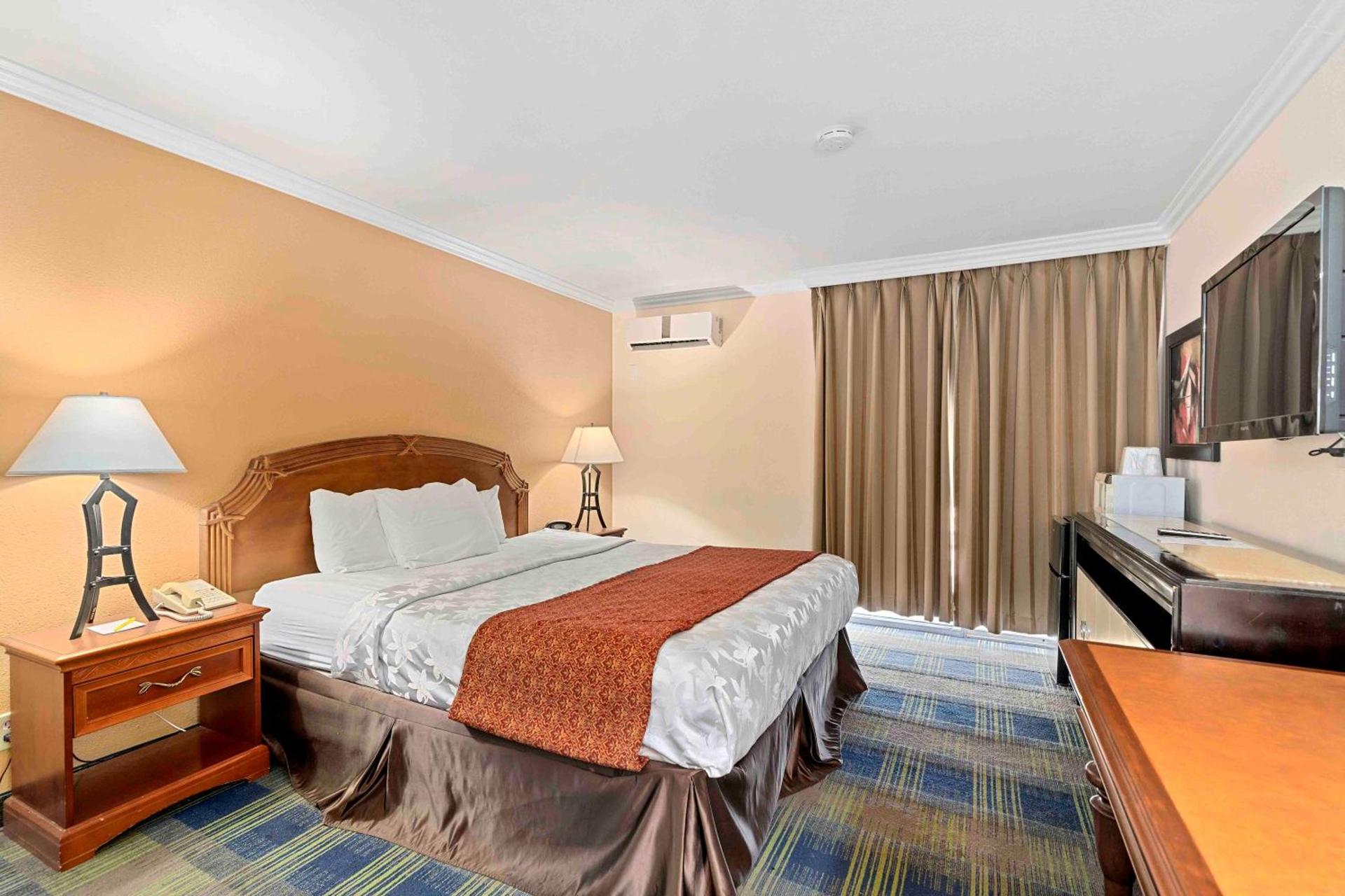 Lemon Tree Hotel and Suites photo 54