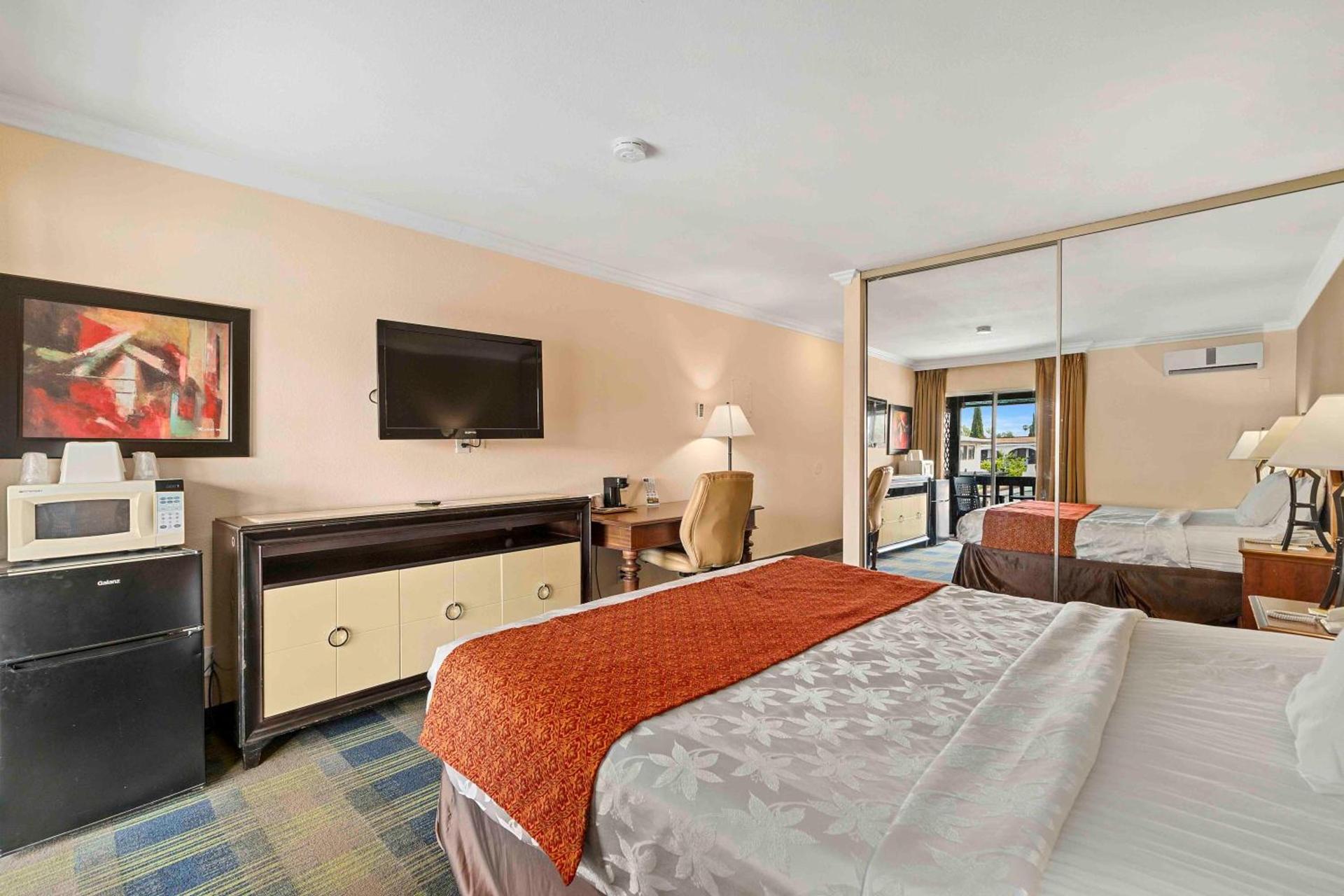 Lemon Tree Hotel and Suites photo 55