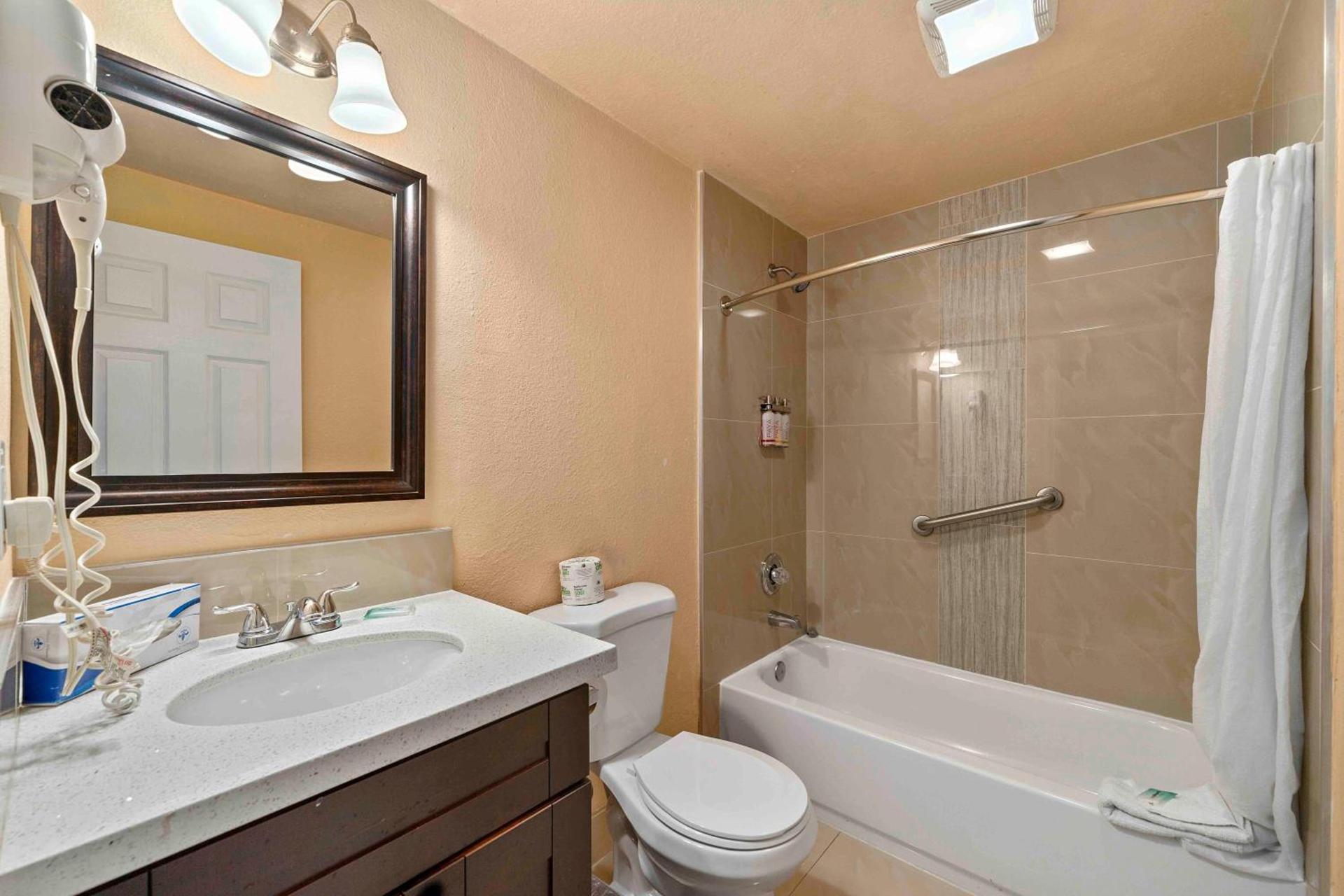 Lemon Tree Hotel and Suites photo 56