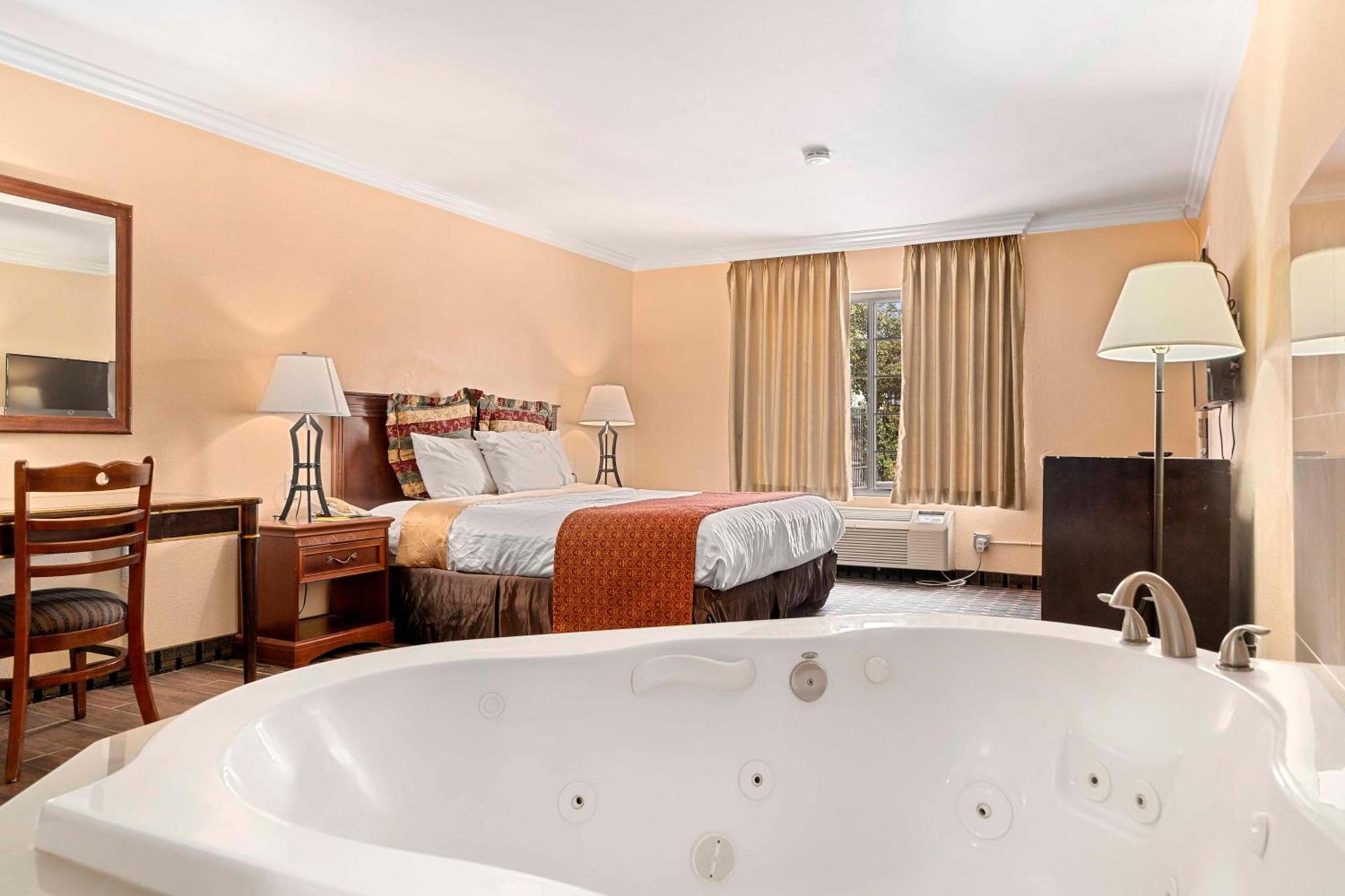 Lemon Tree Hotel and Suites photo 19