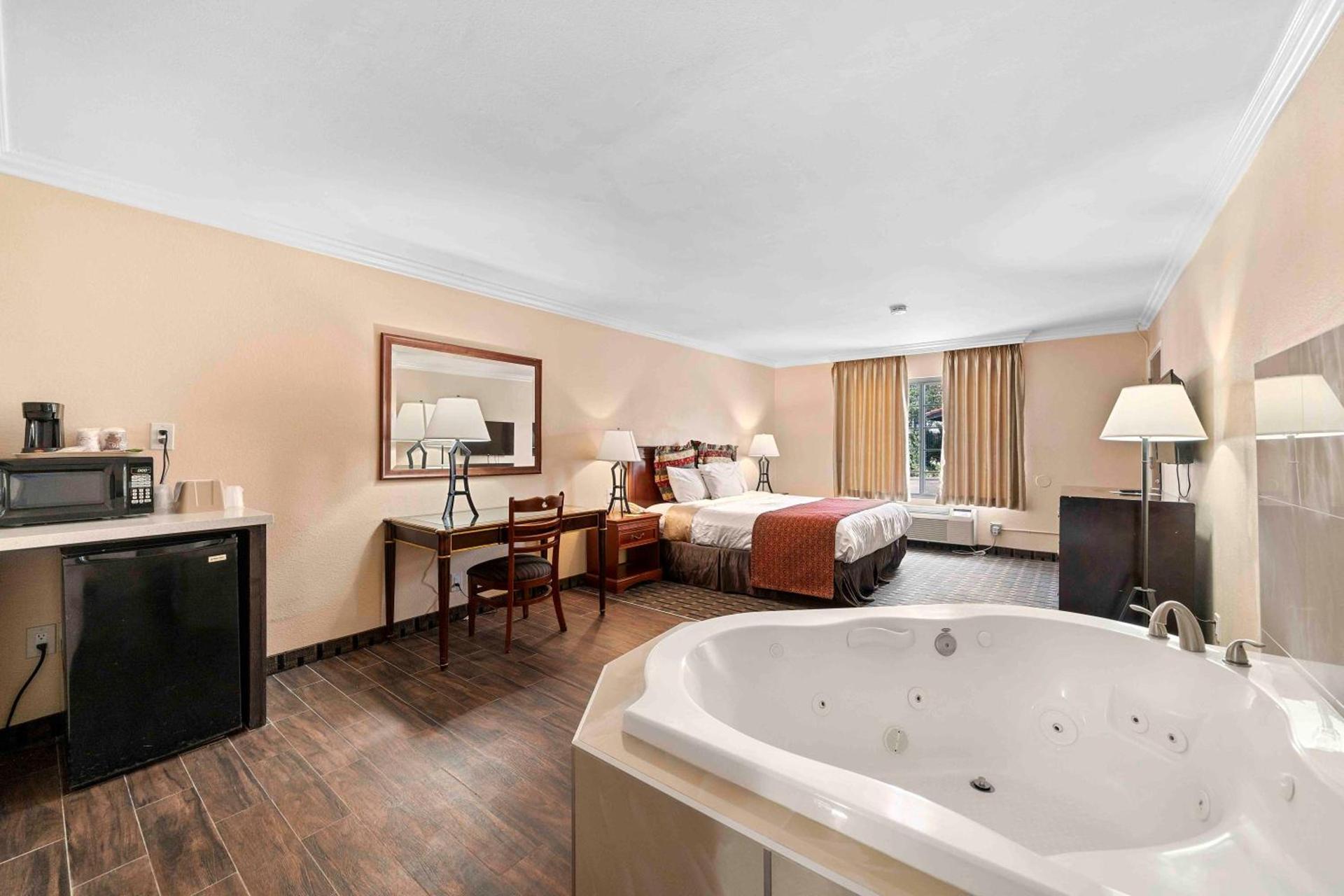 Lemon Tree Hotel and Suites photo 20