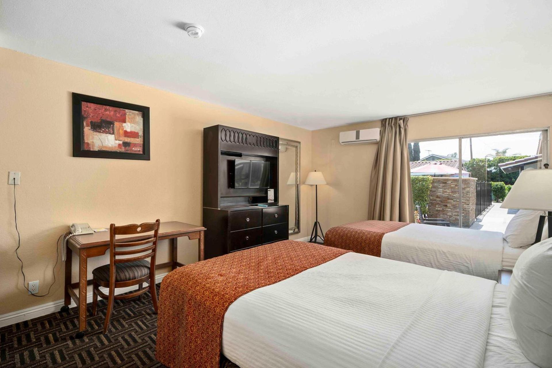 Lemon Tree Hotel and Suites photo 26