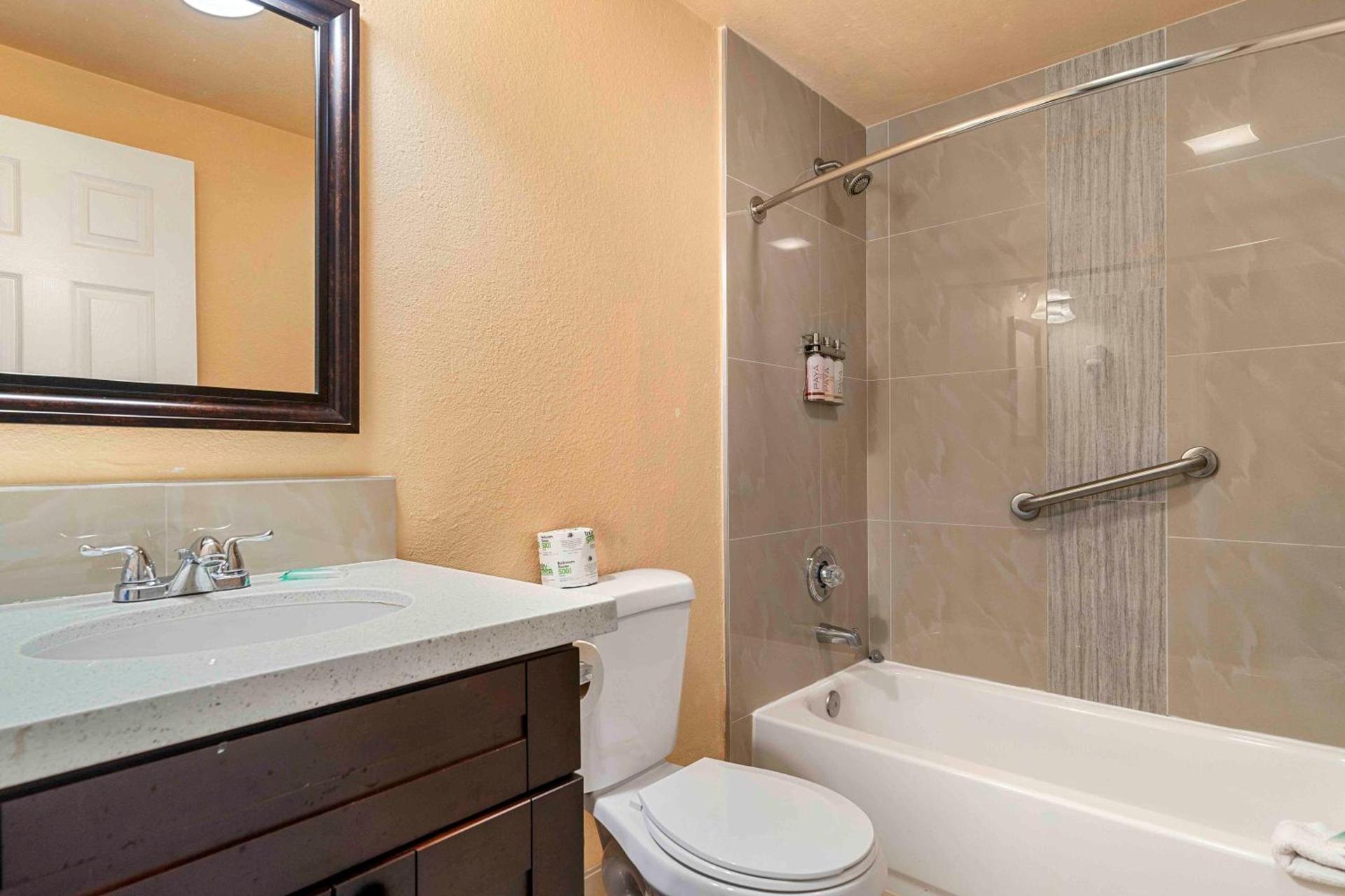 Lemon Tree Hotel and Suites photo 18