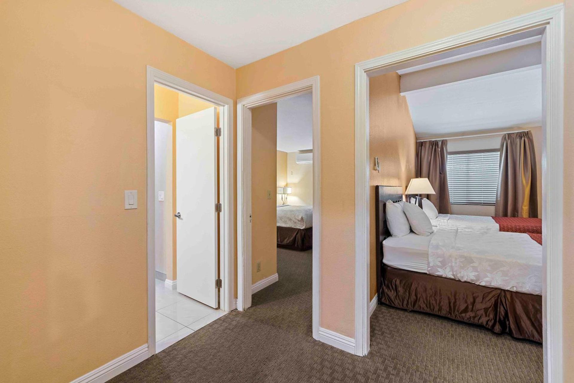 Lemon Tree Hotel and Suites photo 16
