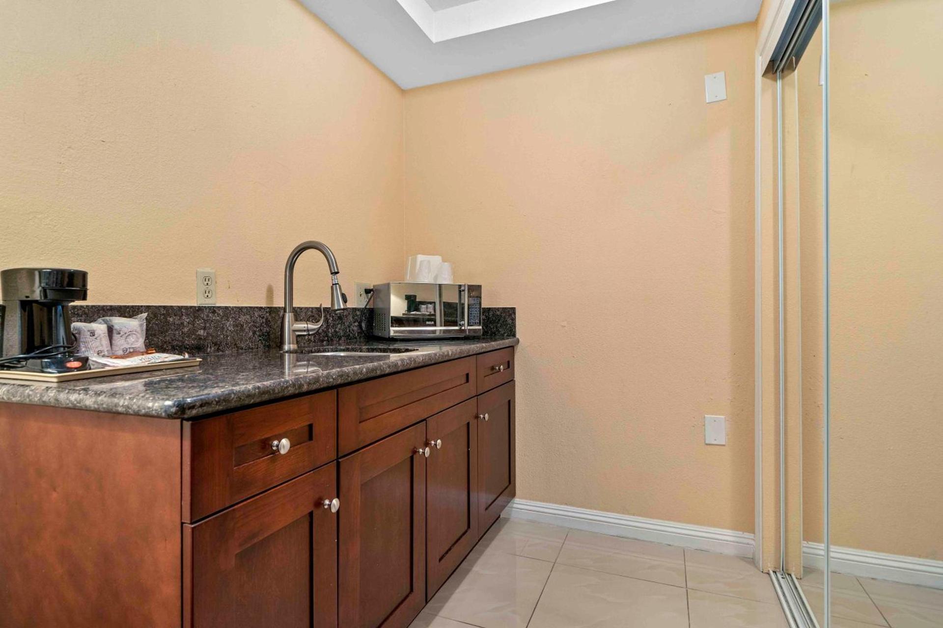 Lemon Tree Hotel and Suites photo 13