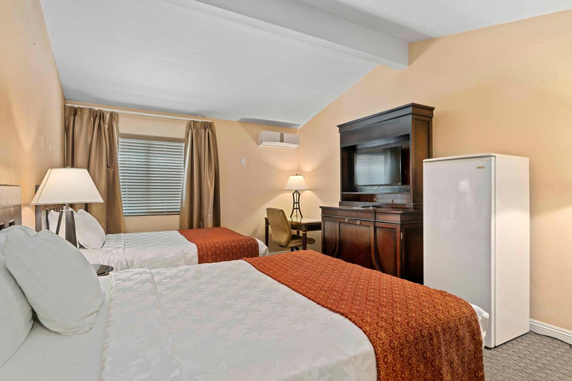 Lemon Tree Hotel and Suites photo 14