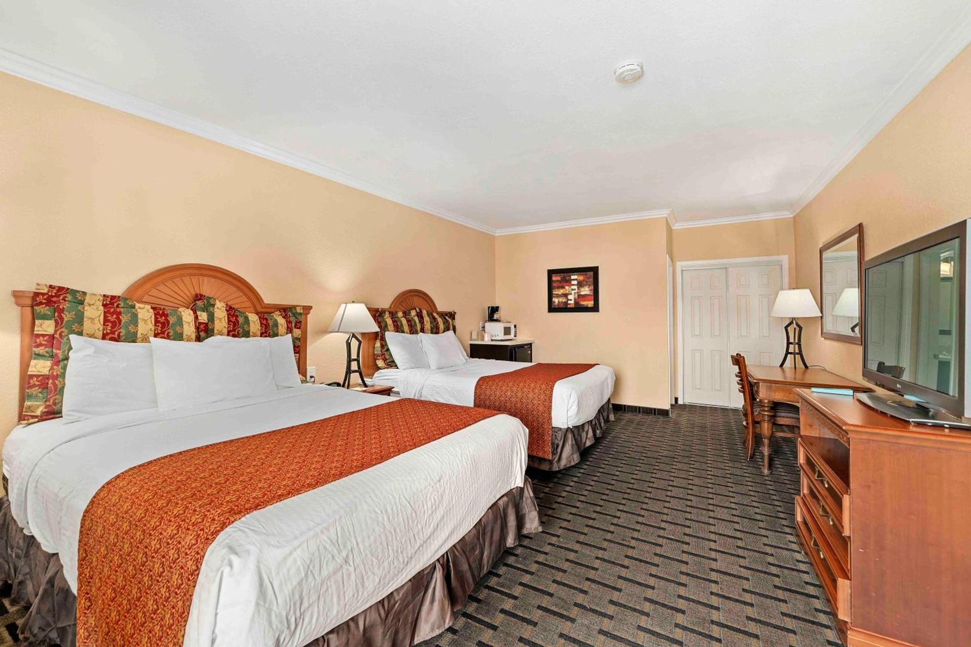 Lemon Tree Hotel and Suites photo 60