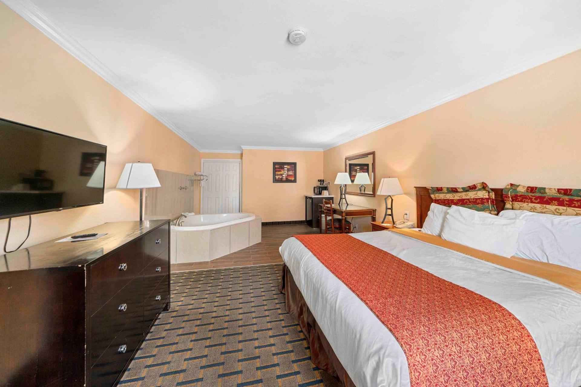 Lemon Tree Hotel and Suites photo 11