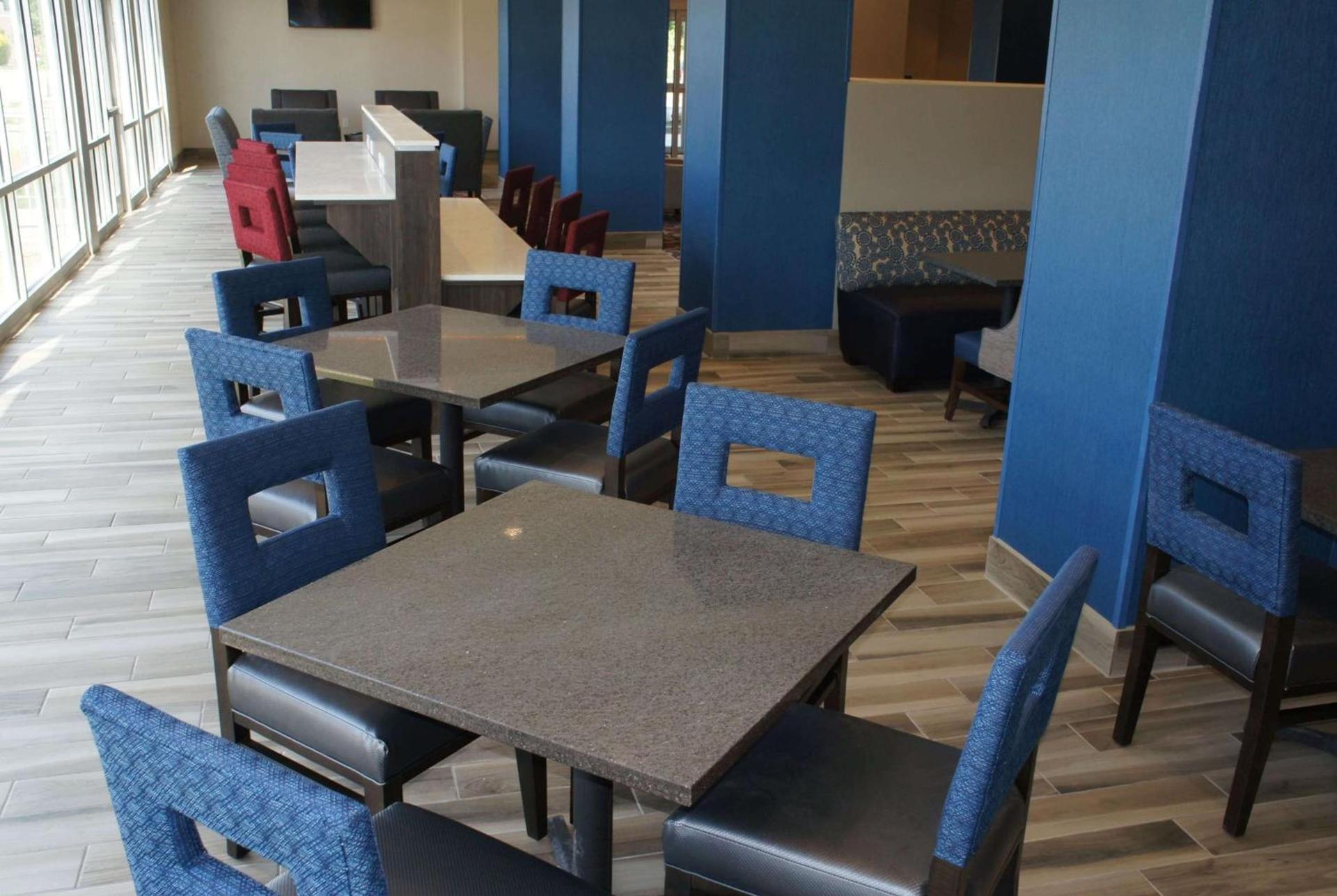 La Quinta Inn and Suites by Wyndham Bloomington photo 33