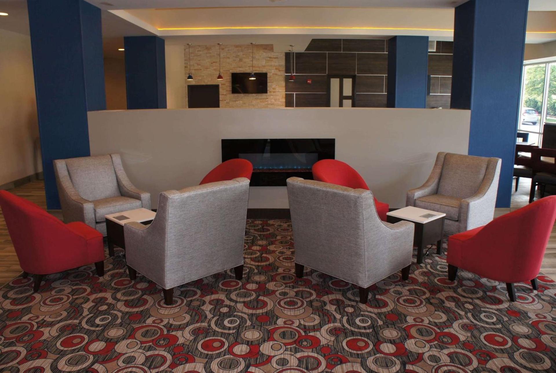 La Quinta Inn and Suites by Wyndham Bloomington photo 31