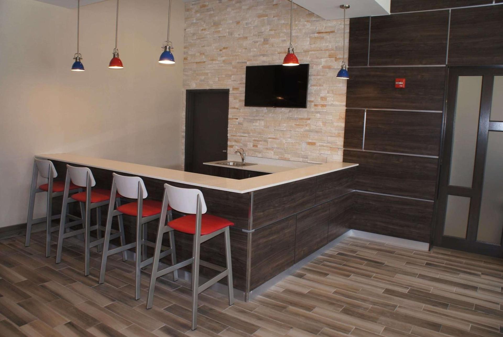 La Quinta Inn and Suites by Wyndham Bloomington photo 30