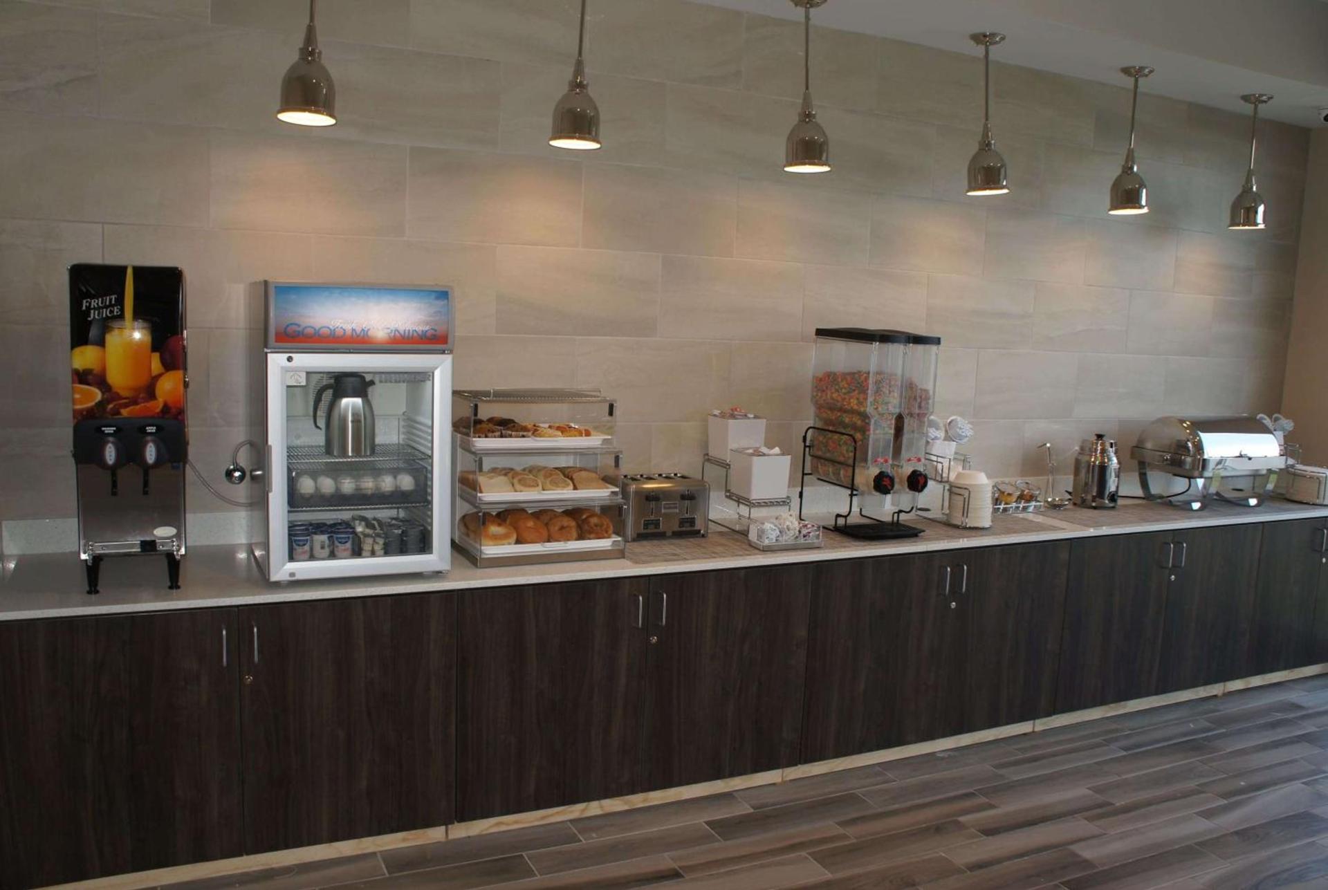 La Quinta Inn and Suites by Wyndham Bloomington photo 29