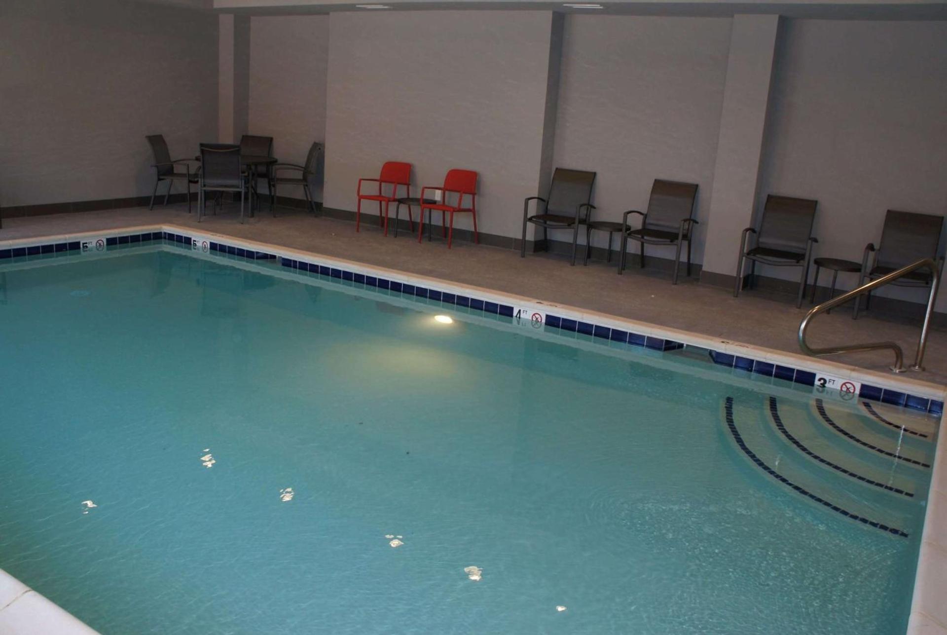 La Quinta Inn and Suites by Wyndham Bloomington photo 26