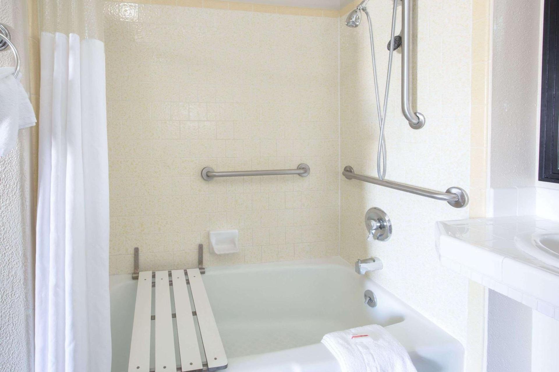 Days Inn by Wyndham Eureka CA photo 5
