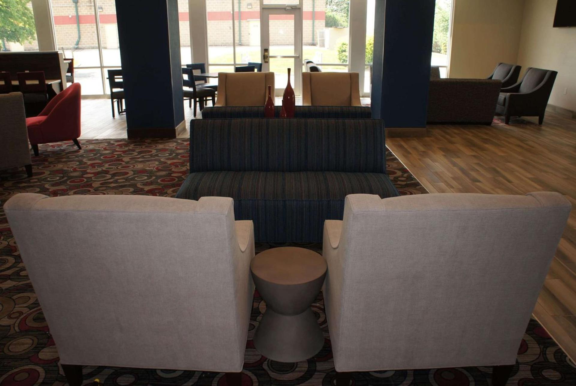La Quinta Inn and Suites by Wyndham Bloomington photo 24