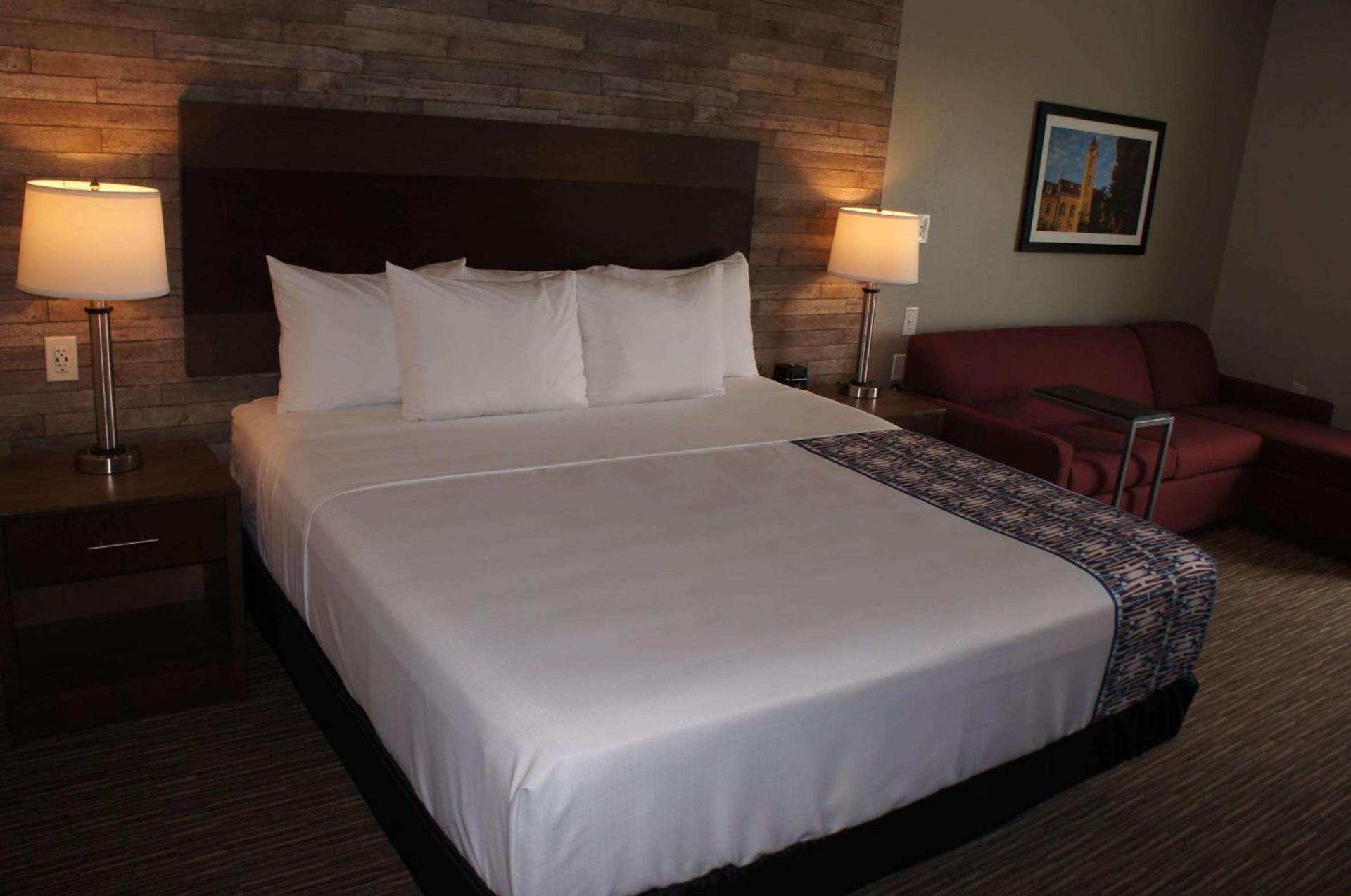 La Quinta Inn and Suites by Wyndham Bloomington photo 40