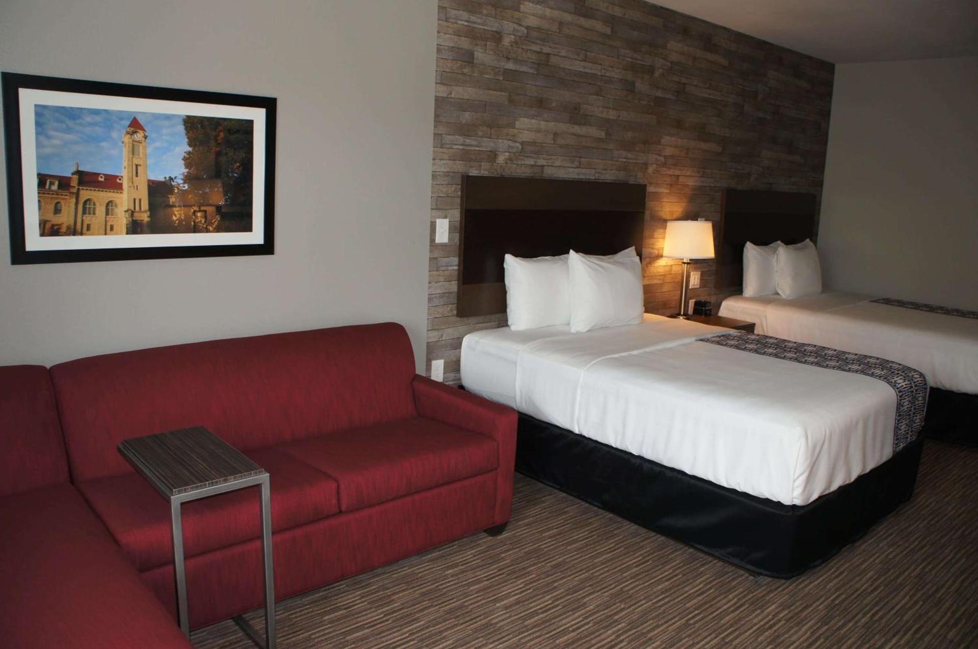 La Quinta Inn and Suites by Wyndham Bloomington photo 21