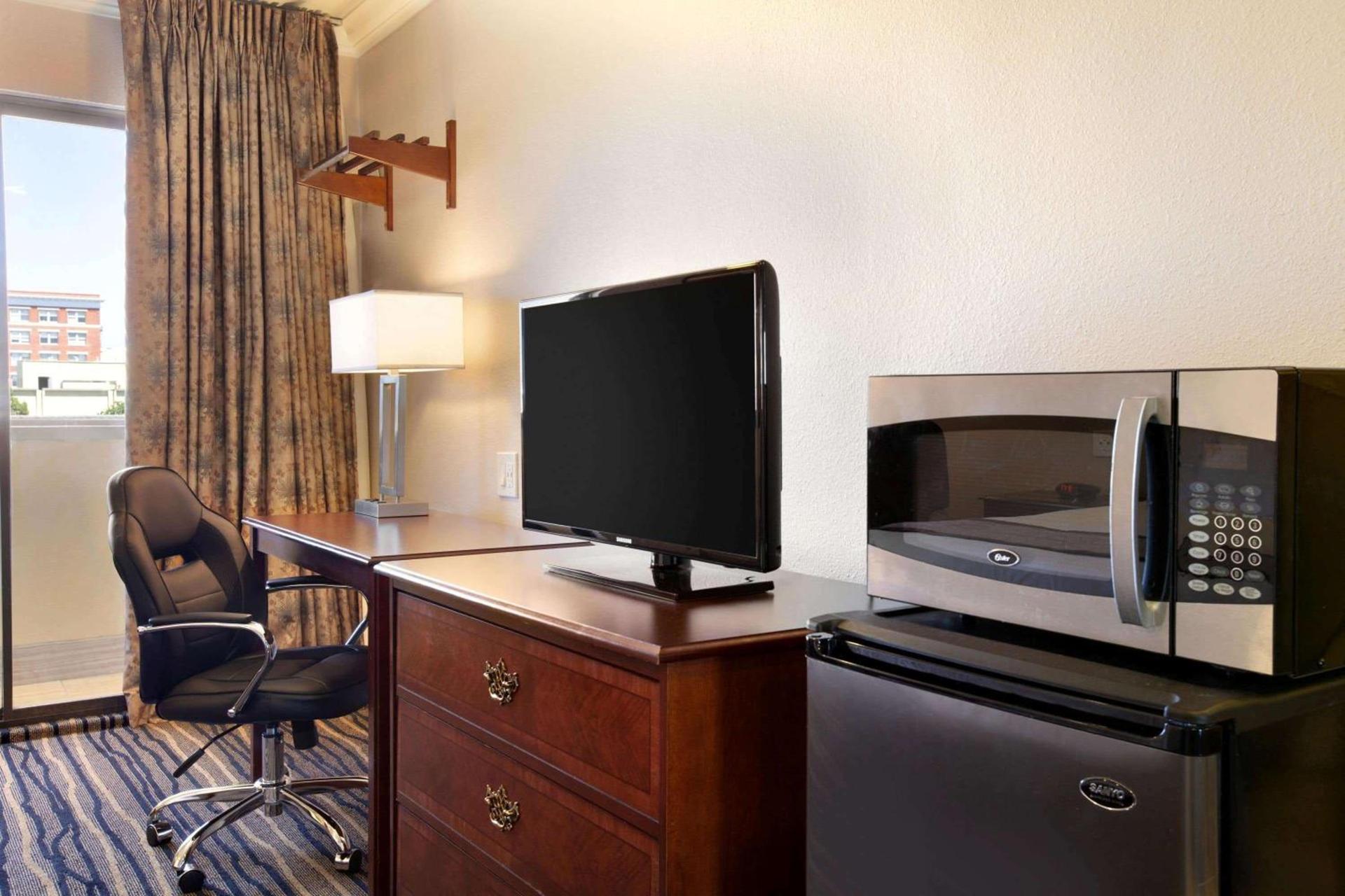 Days Inn by Wyndham Eureka CA photo 6