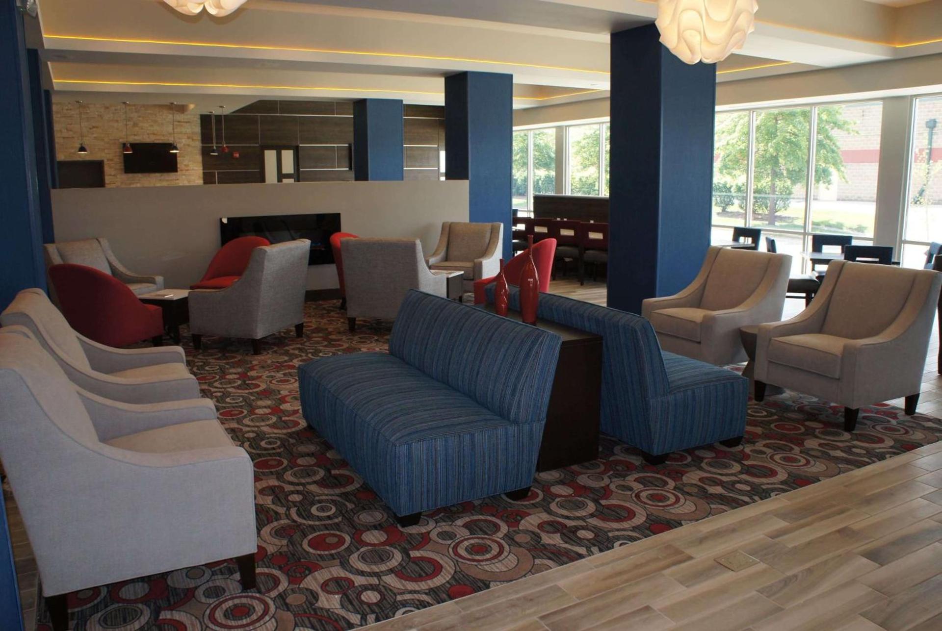 La Quinta Inn and Suites by Wyndham Bloomington photo 19