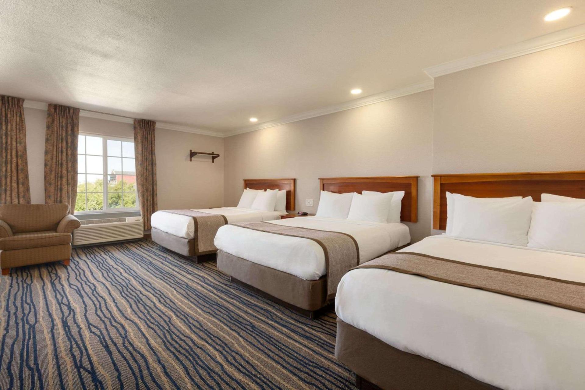 Days Inn by Wyndham Eureka CA photo 17