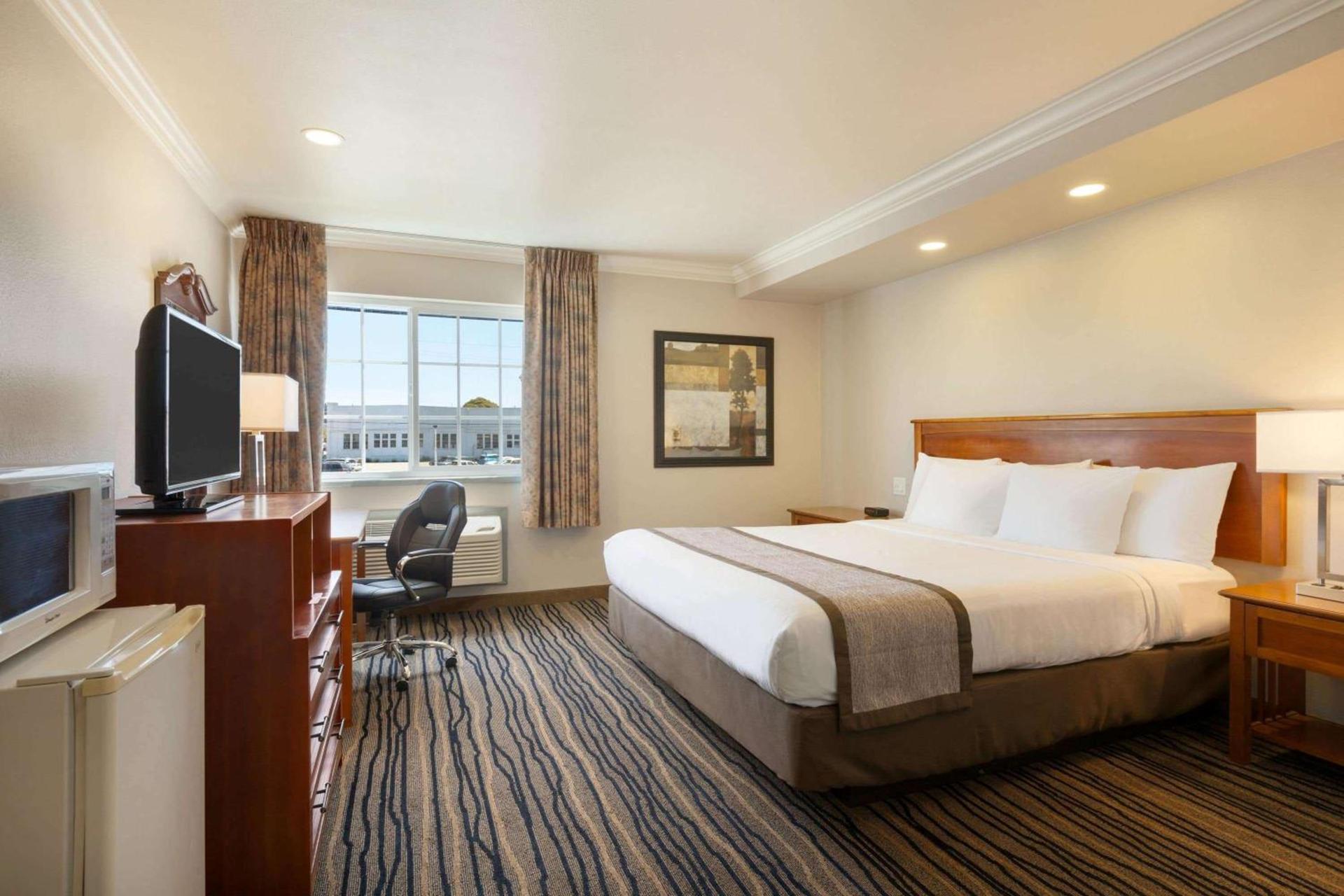 Days Inn by Wyndham Eureka CA photo 12