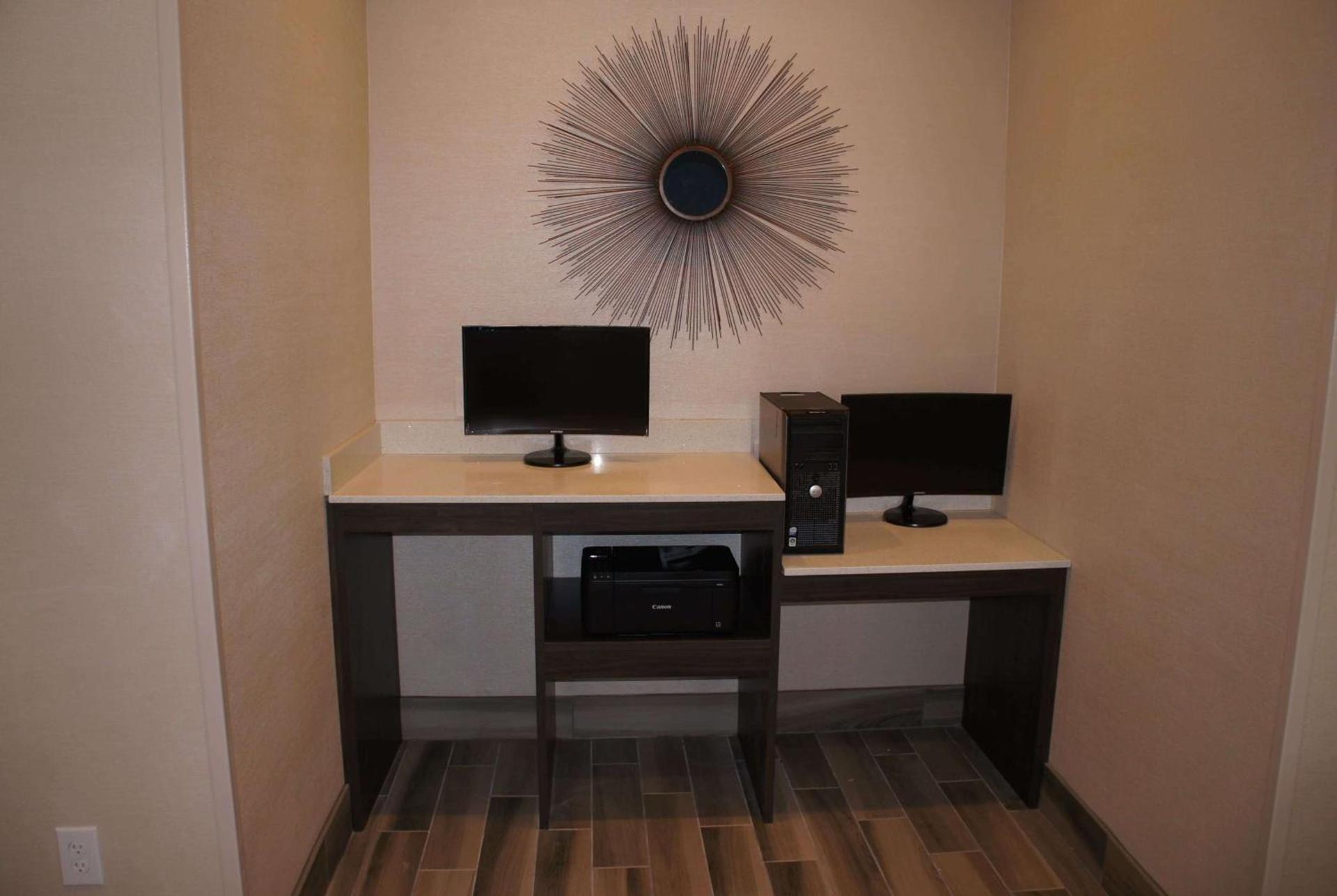 La Quinta Inn and Suites by Wyndham Bloomington photo 18