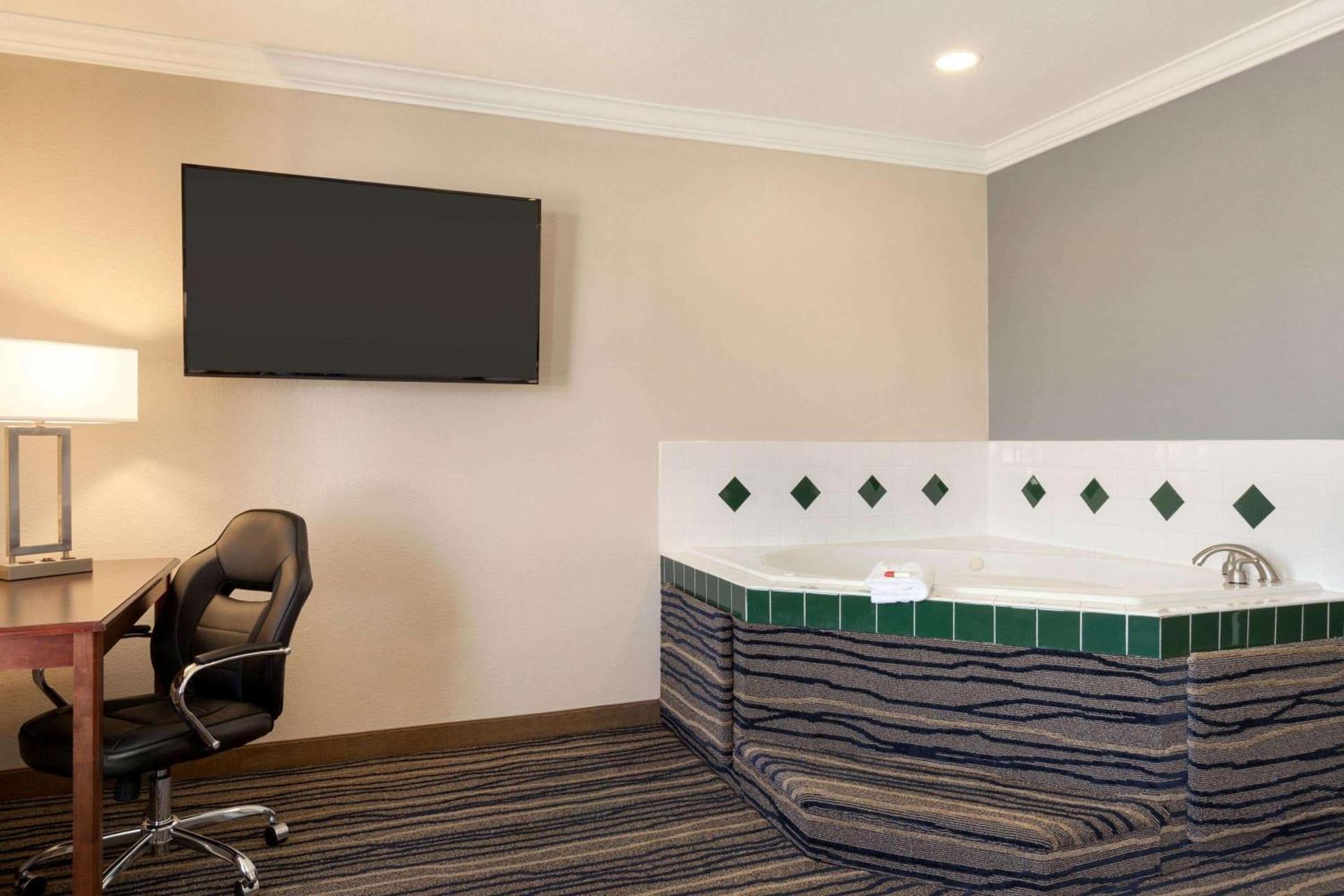 Days Inn by Wyndham Eureka CA photo 14