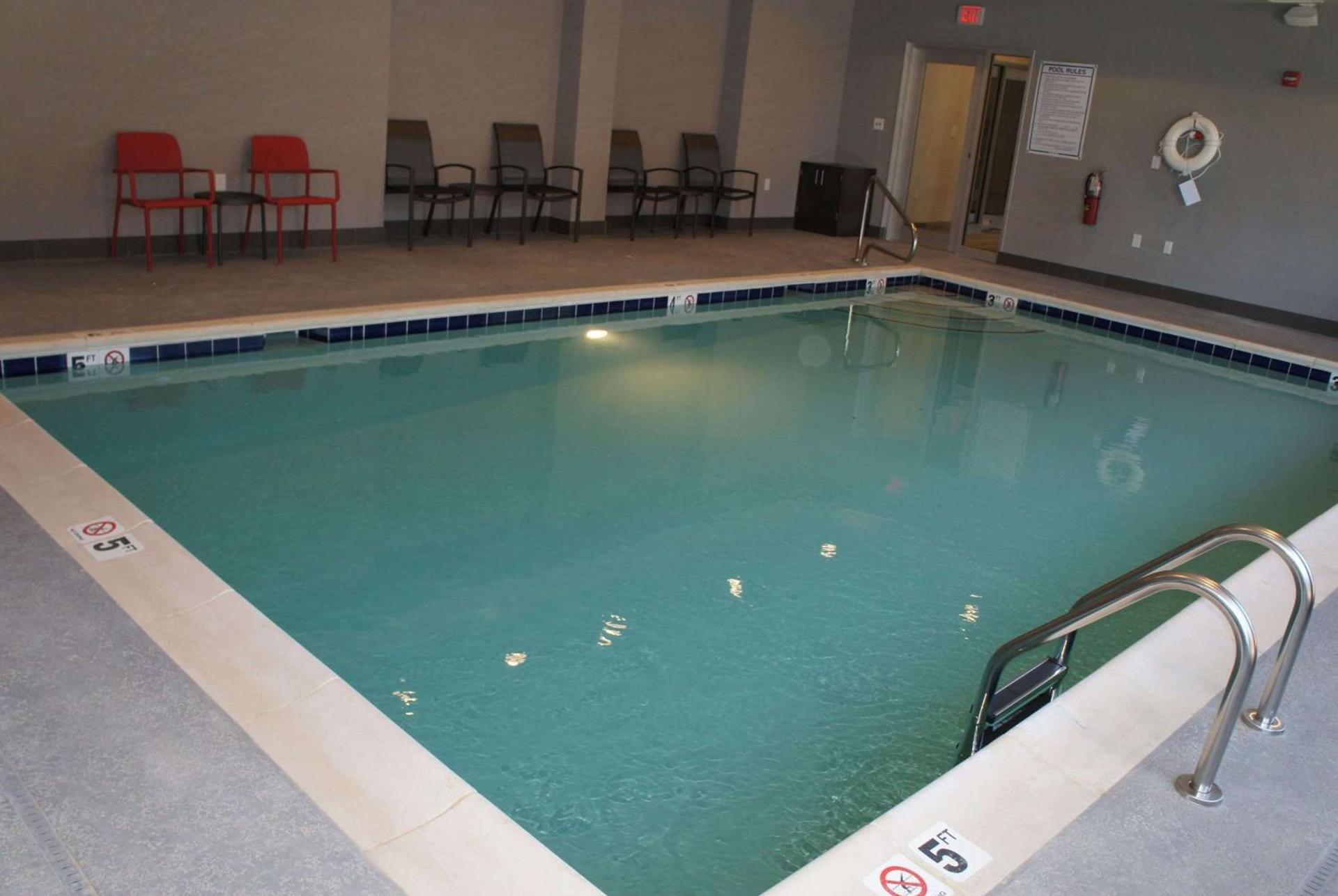 La Quinta Inn and Suites by Wyndham Bloomington photo 16