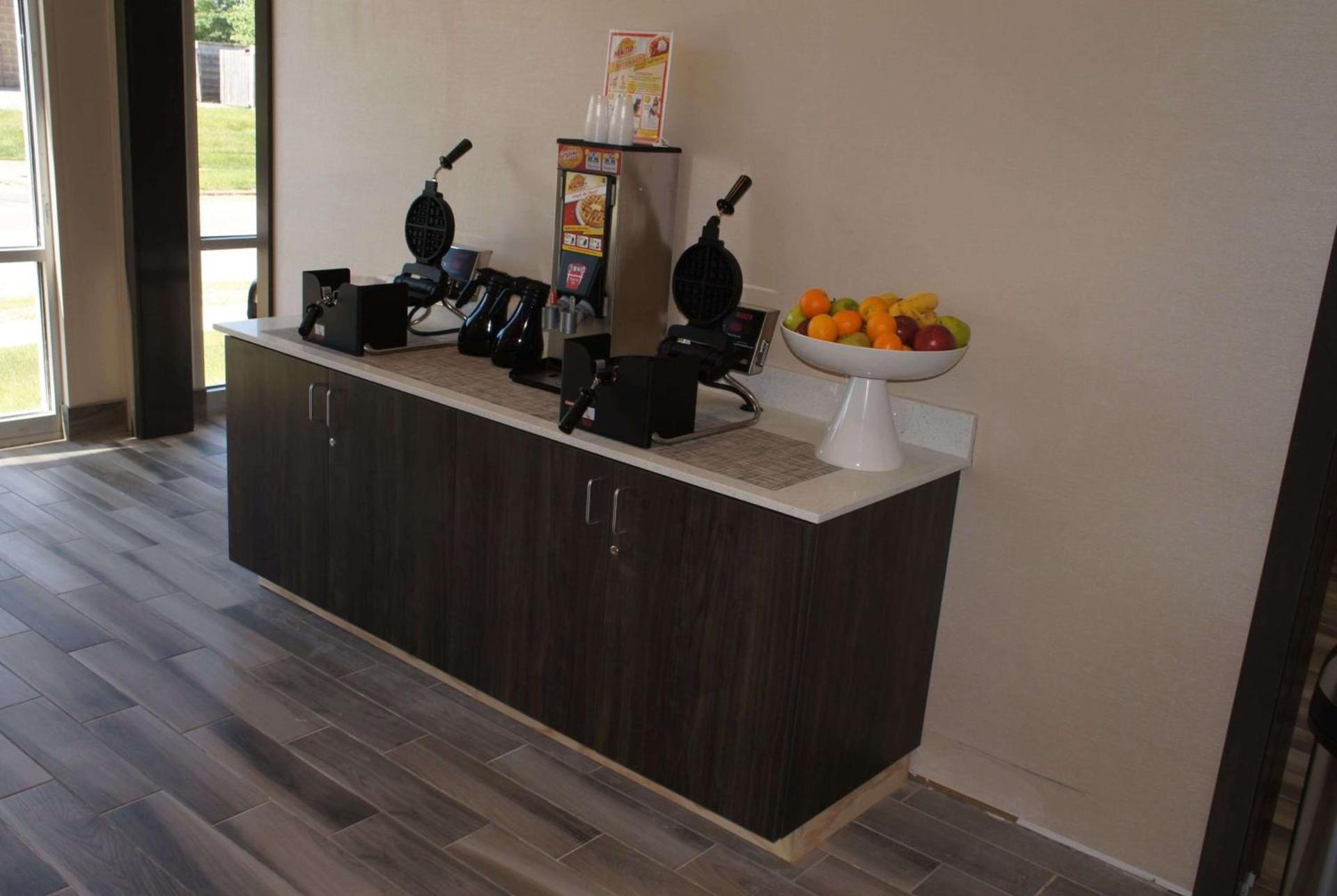 La Quinta Inn and Suites by Wyndham Bloomington photo 15