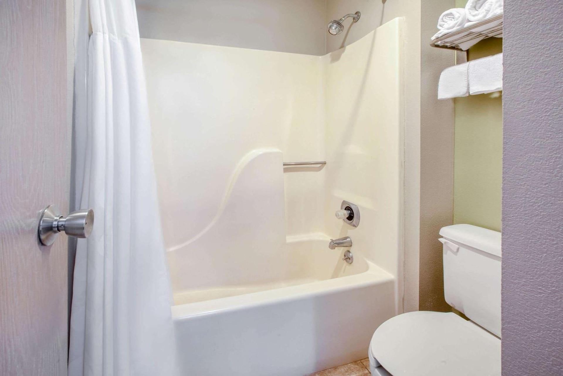 Baymont by Wyndham Grand Rapids Airport photo 28