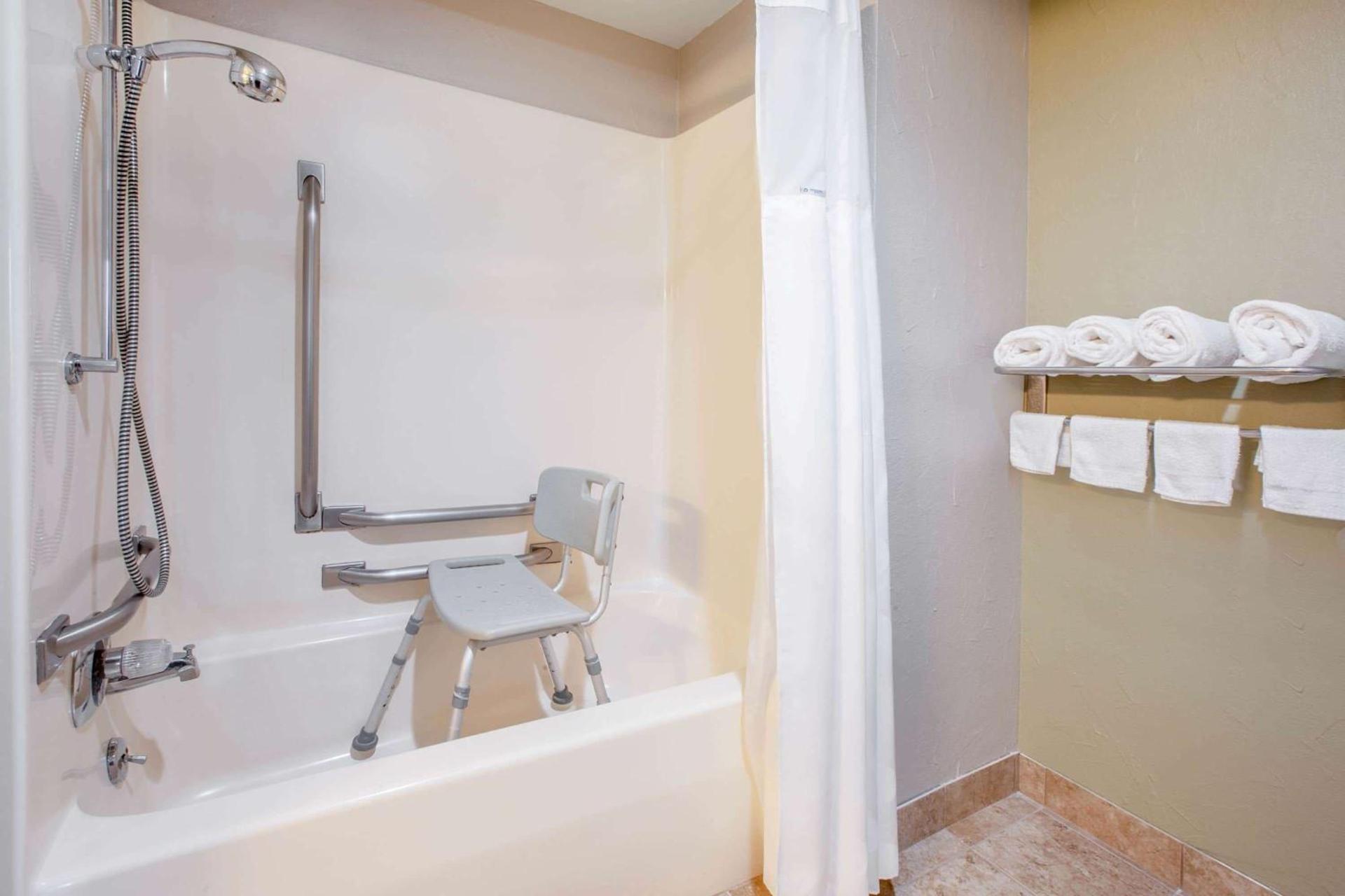 Baymont by Wyndham Grand Rapids Airport photo 25
