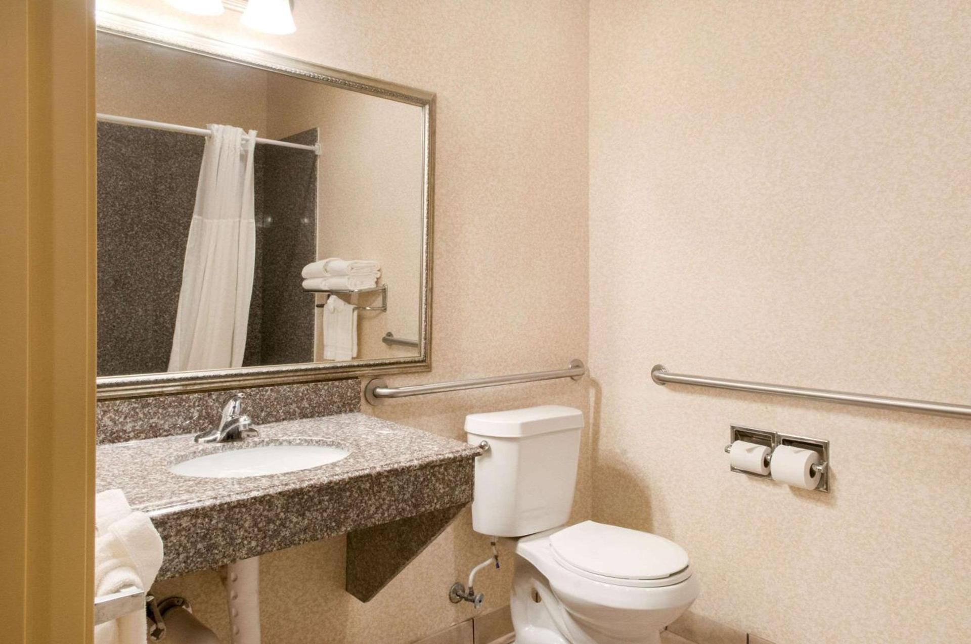 Quality Inn & Suites Houma photo 15