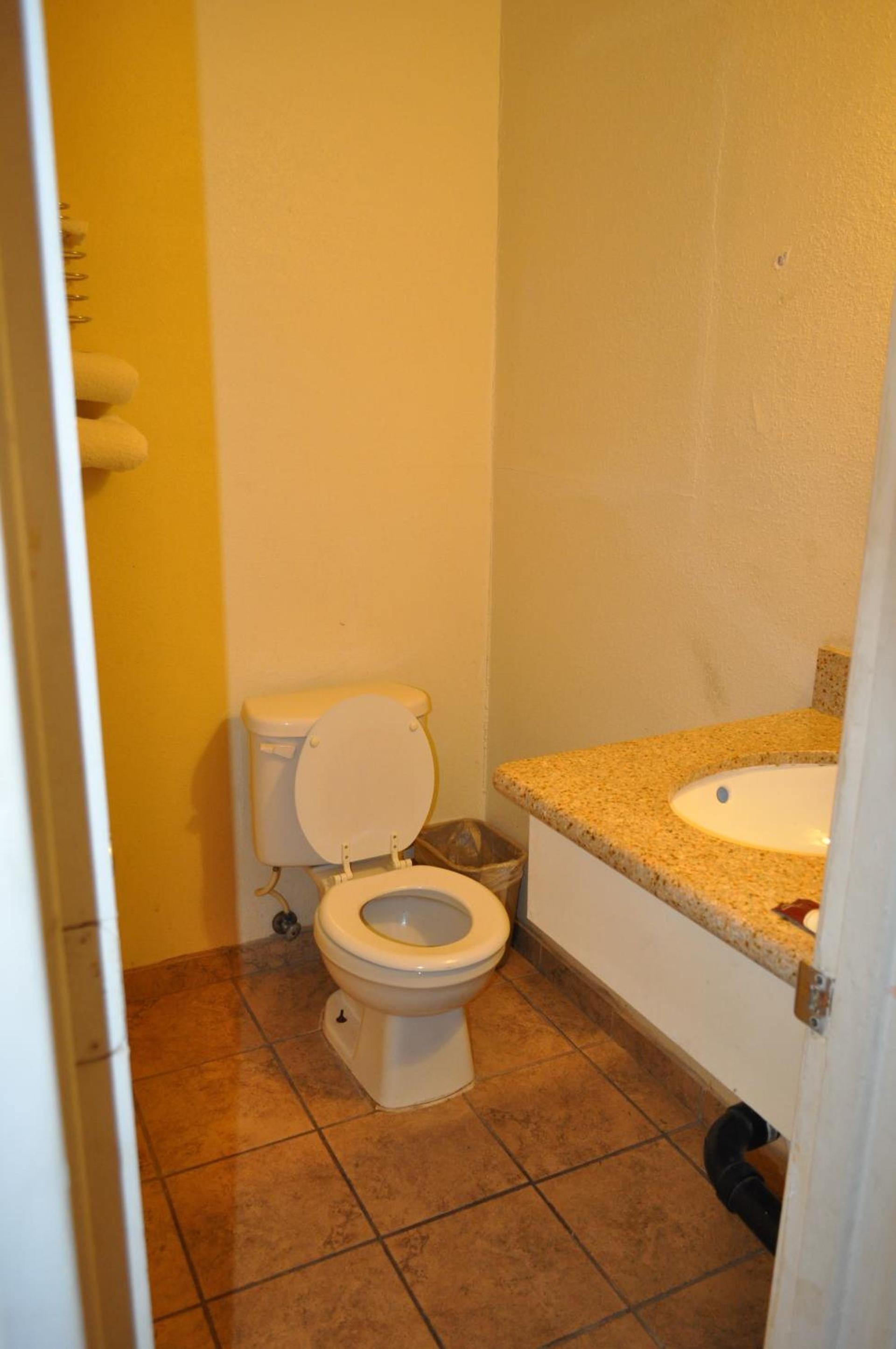 California Suites Motel photo 9