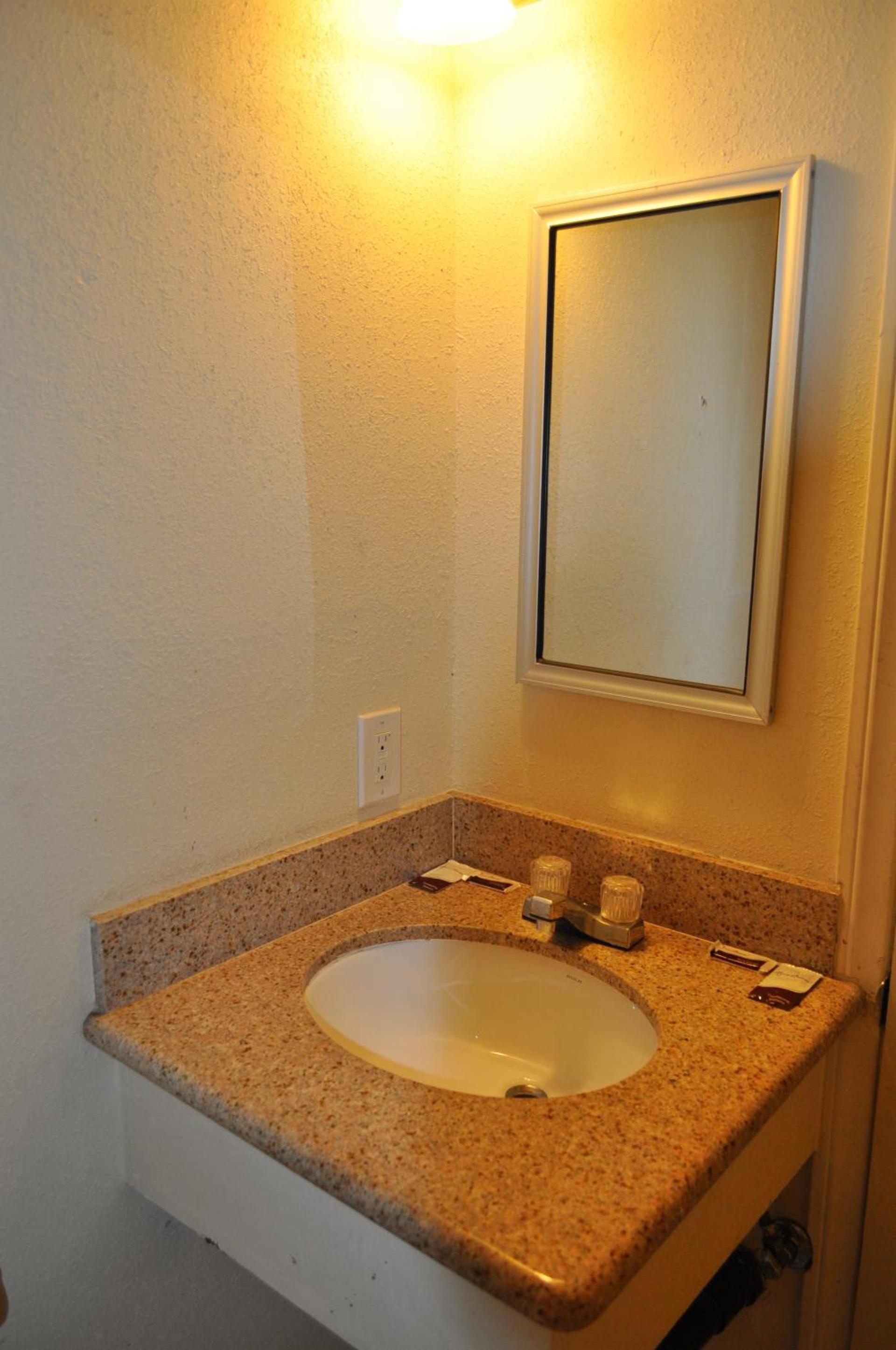 California Suites Motel photo 7