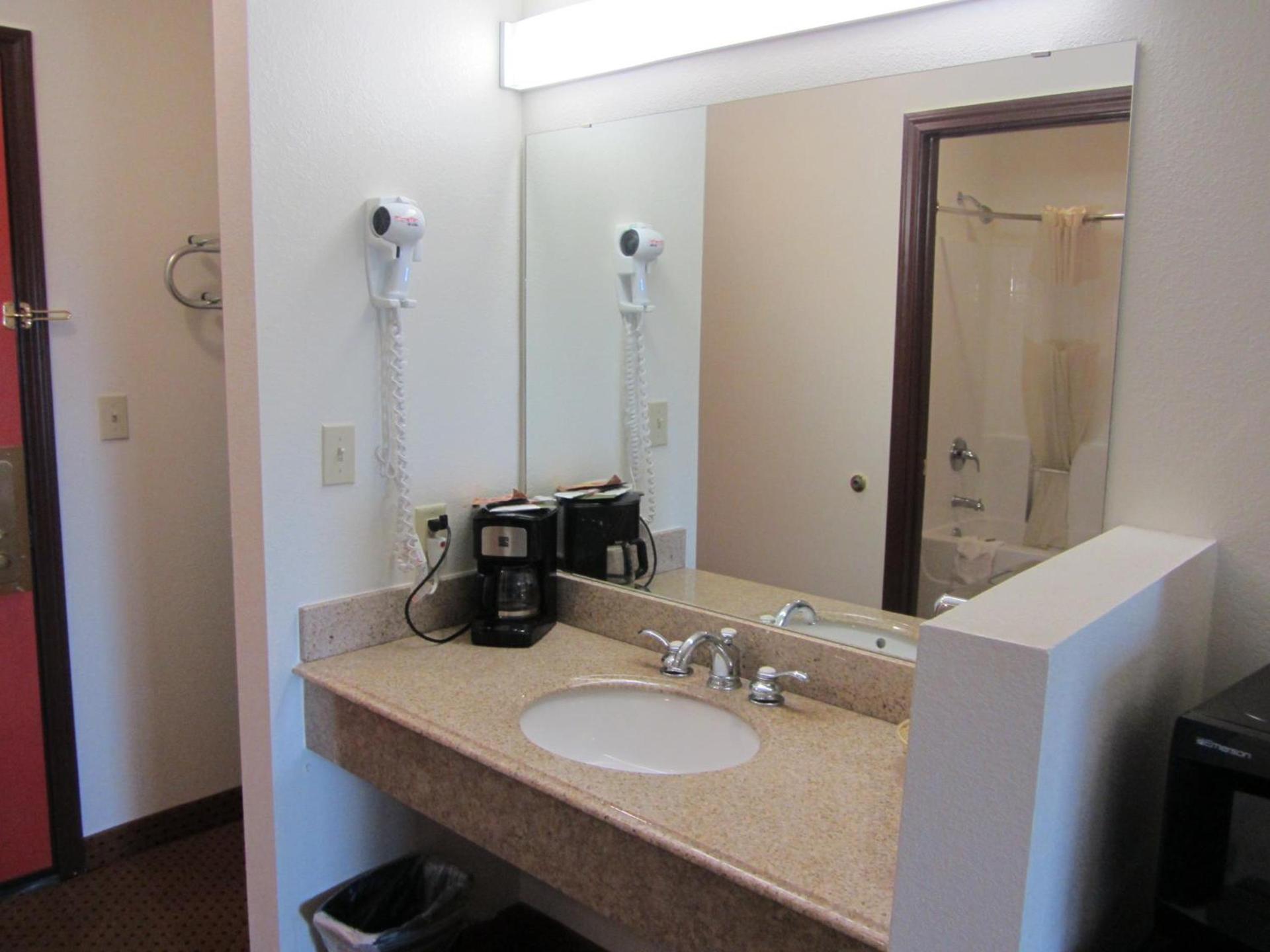 Howard Johnson by Wyndham Lubbock TX photo 11