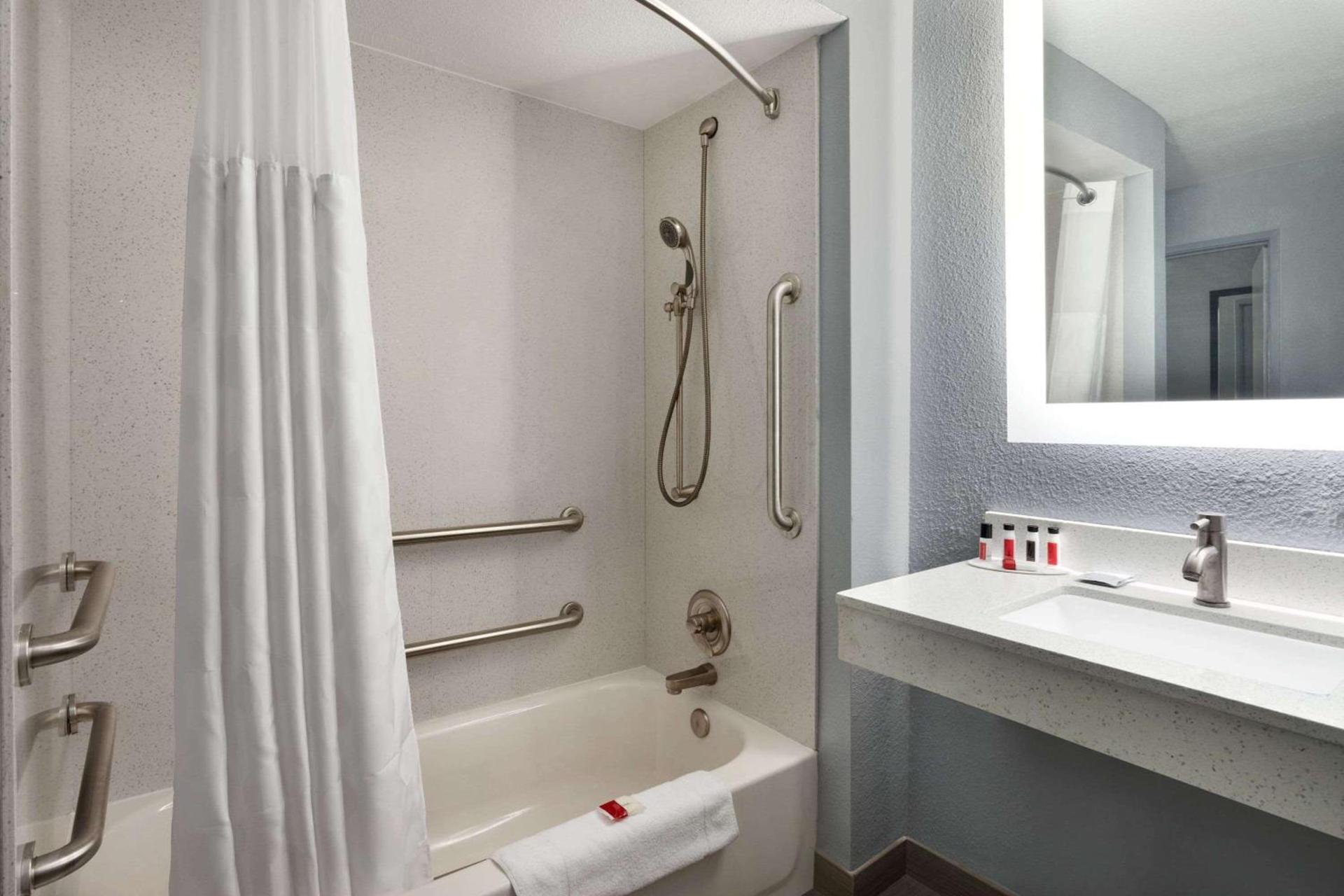 Quality Inn Shawnee North I-40 photo 28
