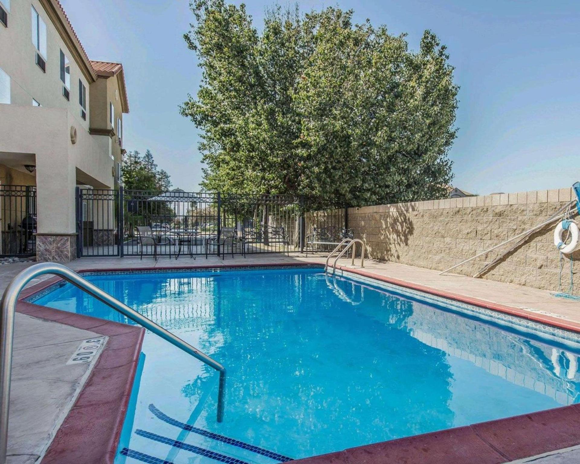 Comfort Suites Bakersfield photo 35