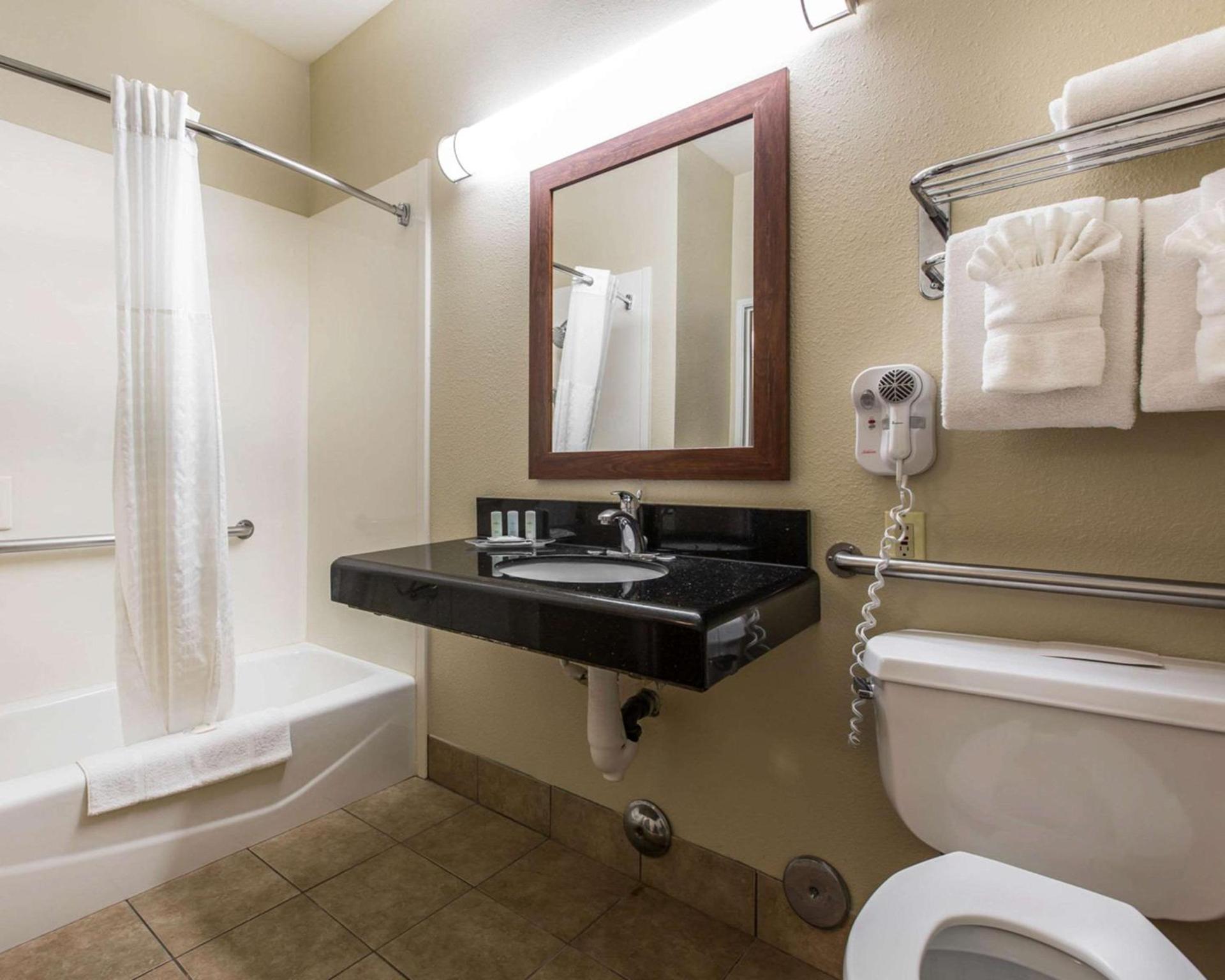 Comfort Suites Bakersfield photo 34