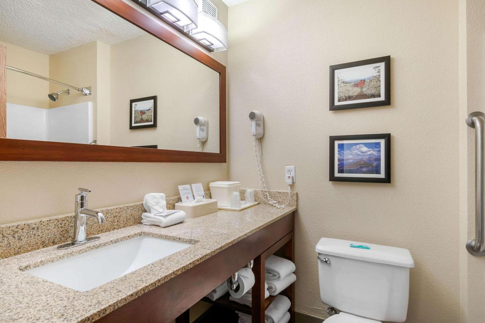 Comfort Inn Medford North photo 17