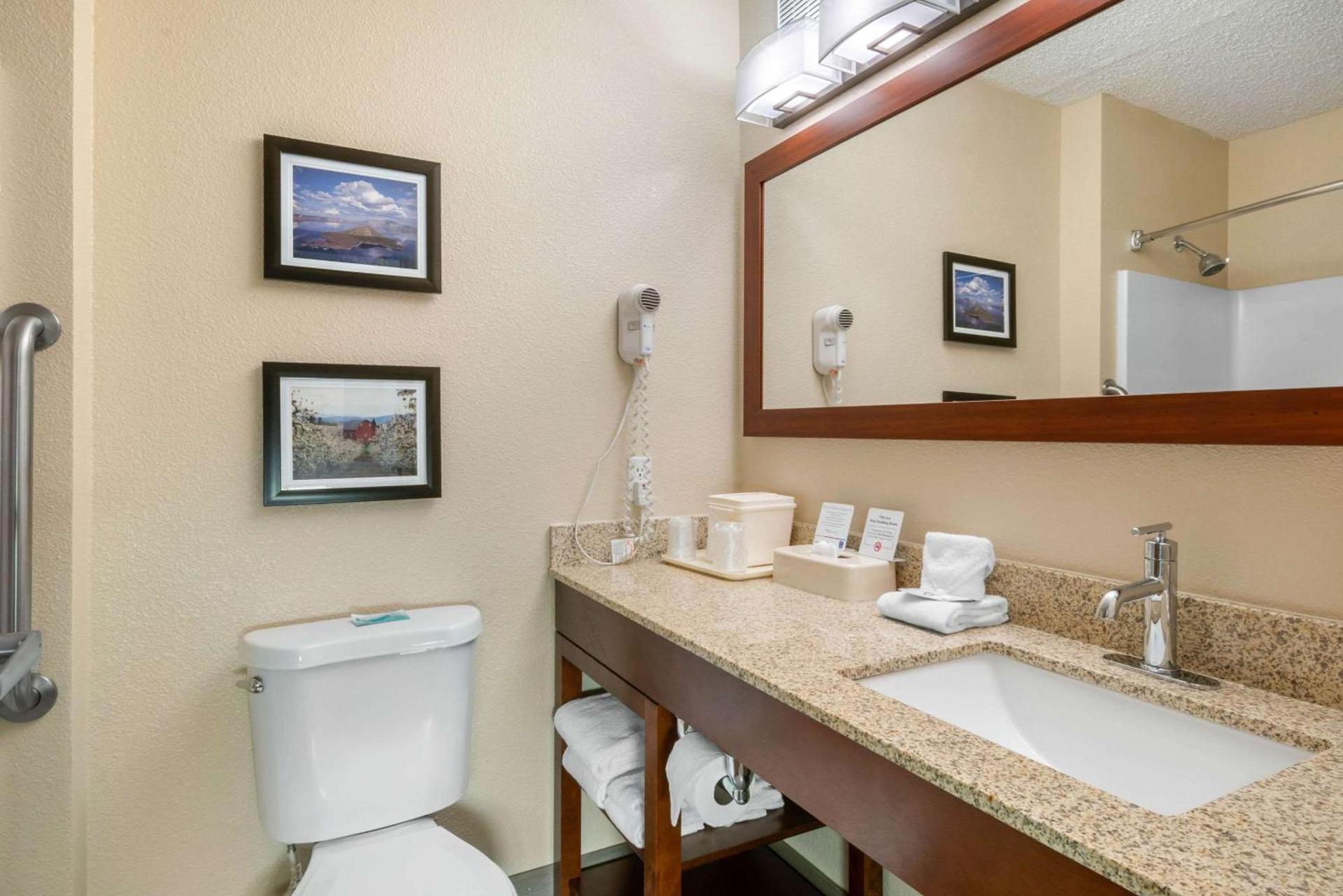 Comfort Inn Medford North photo 28