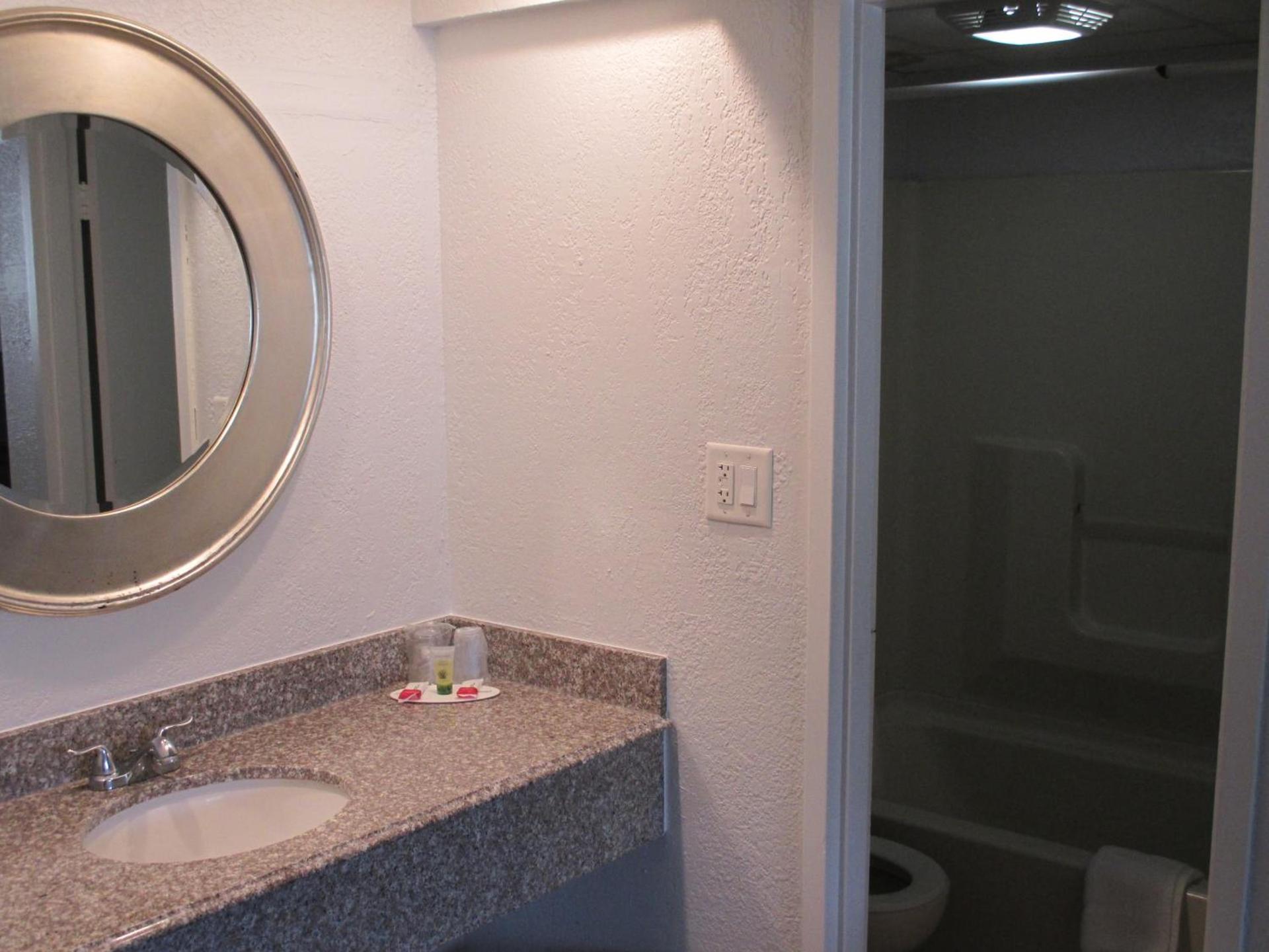 Travel Inn and Suites photo 3