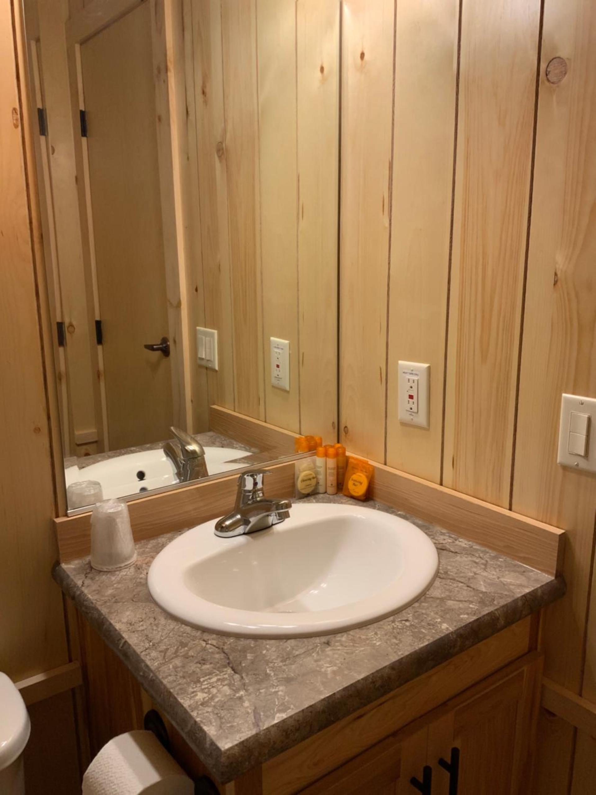Rockerville Lodge & Cabins photo 79
