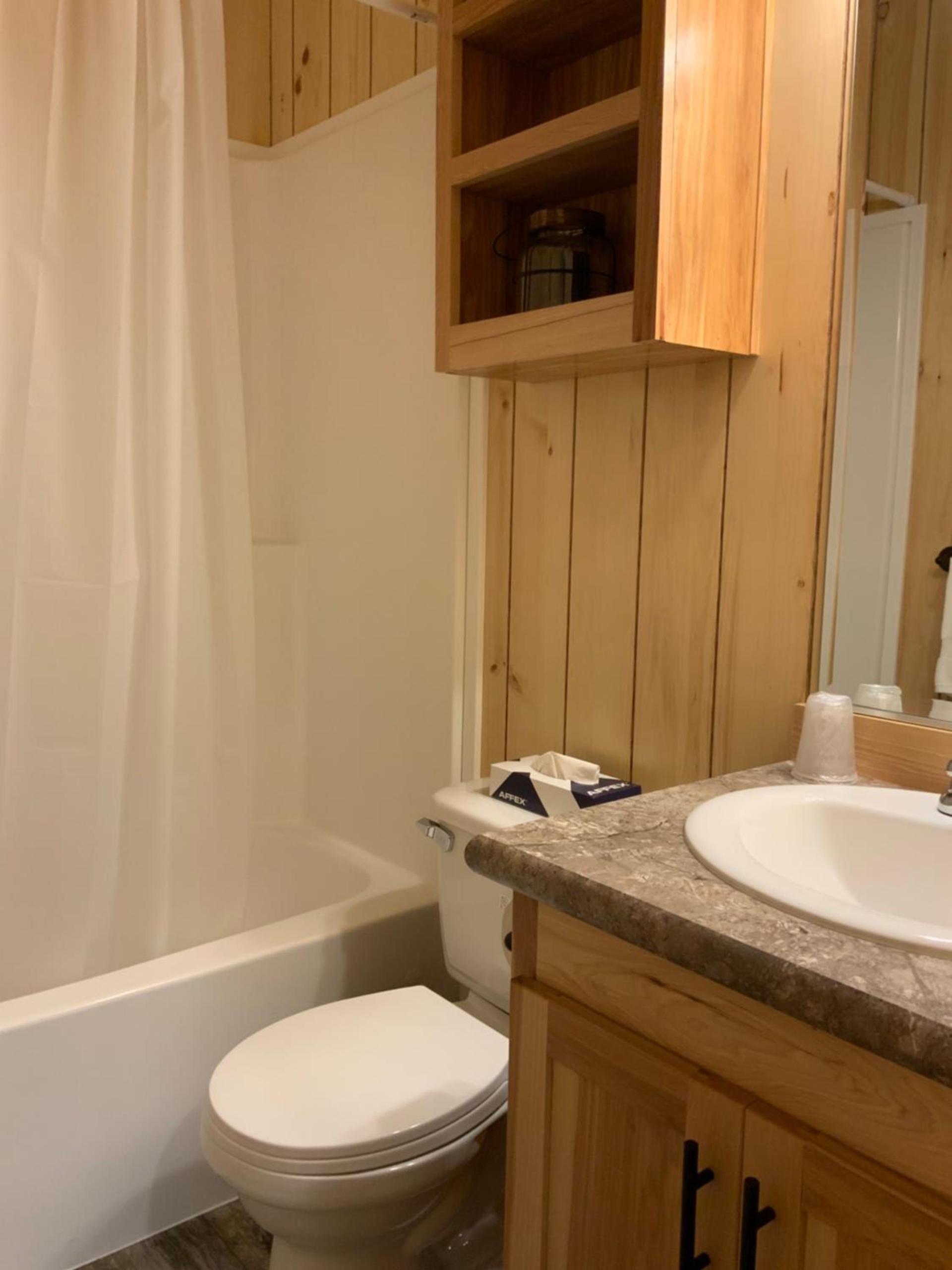 Rockerville Lodge & Cabins photo 80