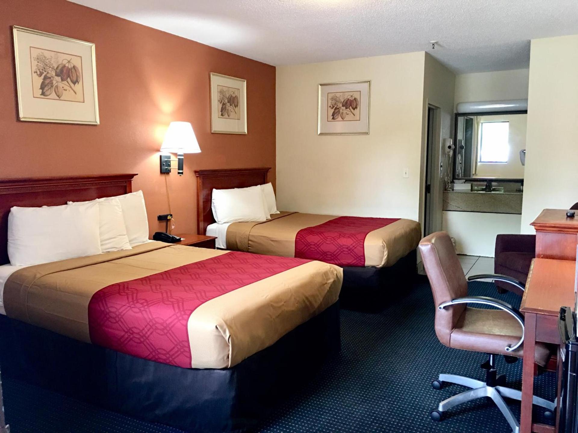 Red Carpet Inn Norwalk photo 7