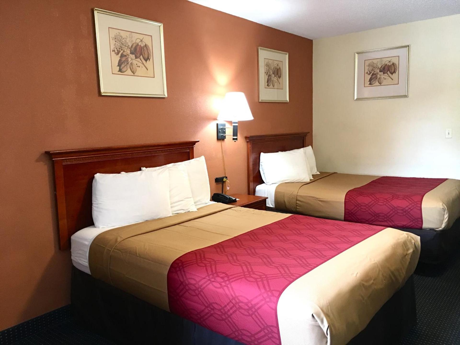 Red Carpet Inn Norwalk photo 6
