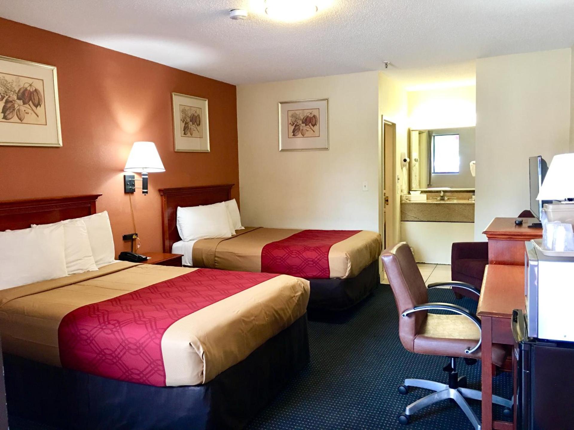 Red Carpet Inn Norwalk photo 5
