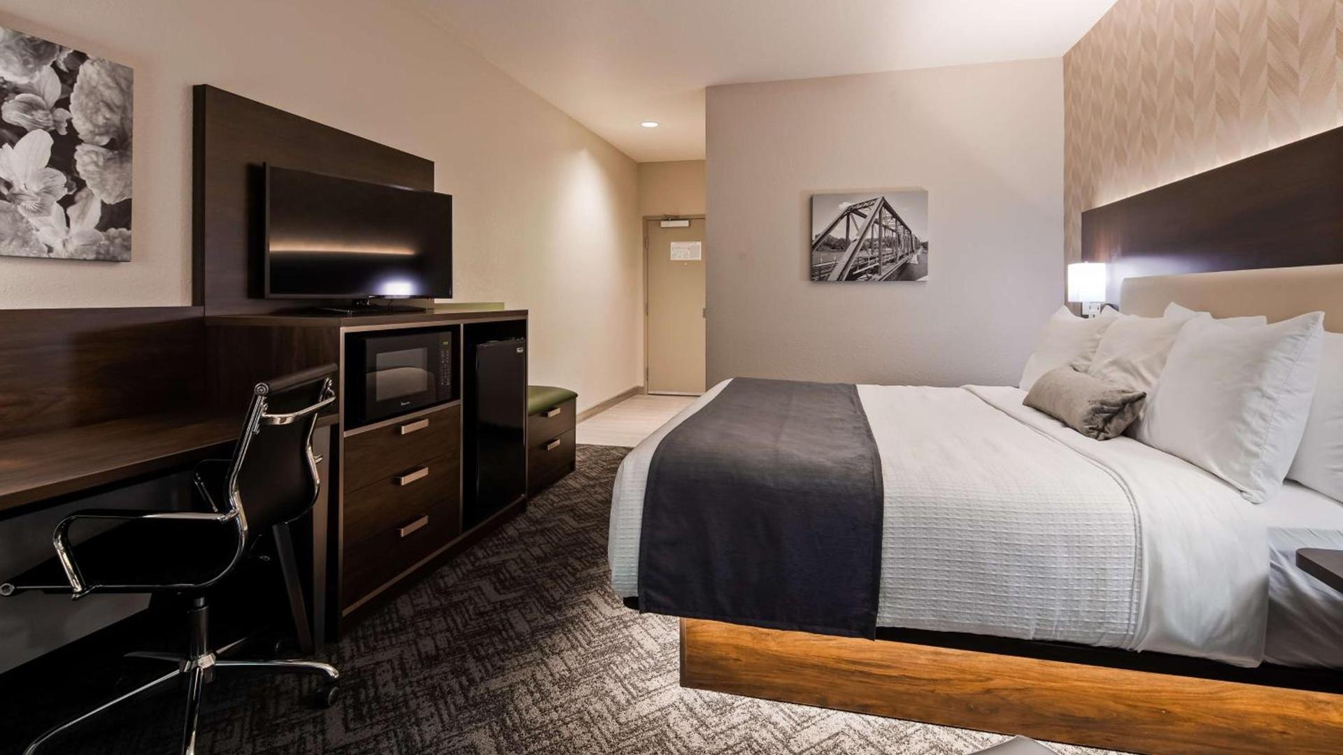 Best Western Plus Parkside Inn & Suites photo 10