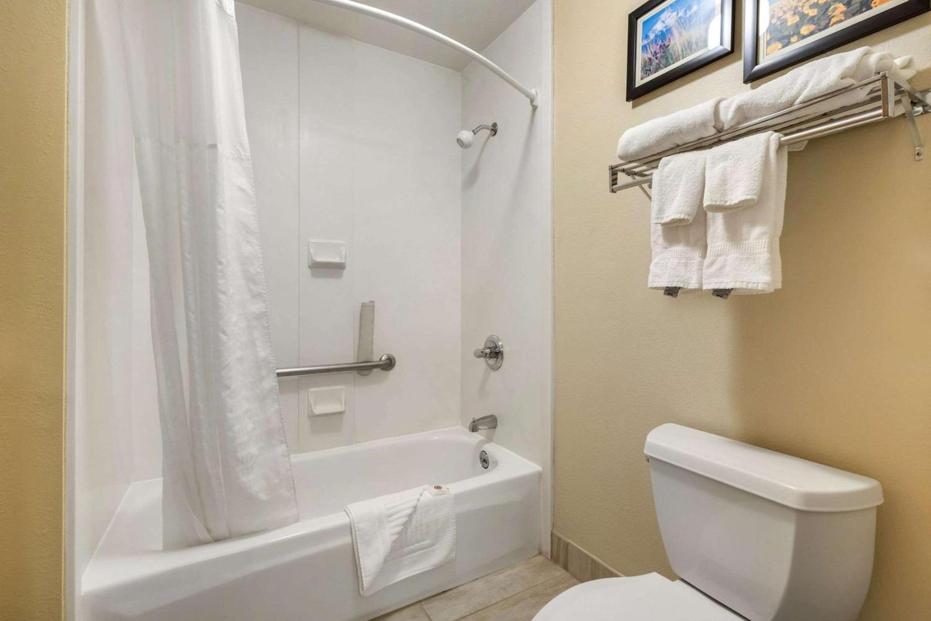 Comfort Inn Limon photo 35