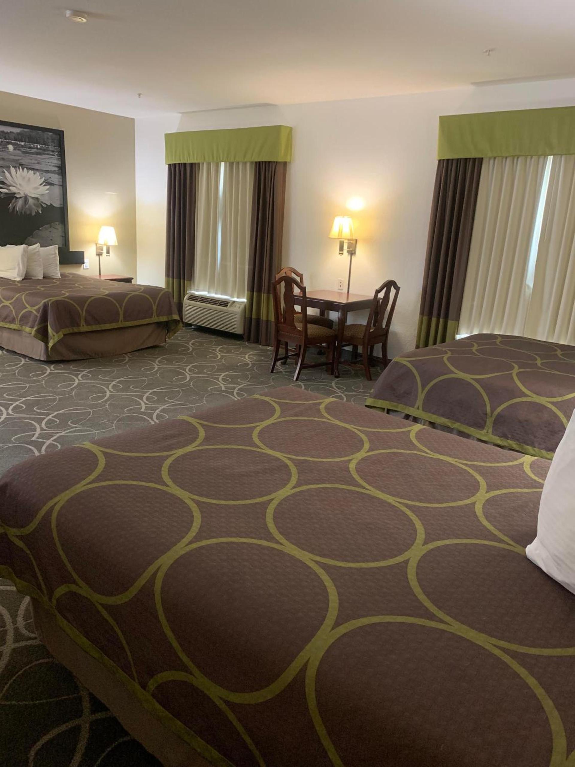 Super 8 by Wyndham Hillsboro TX photo 26