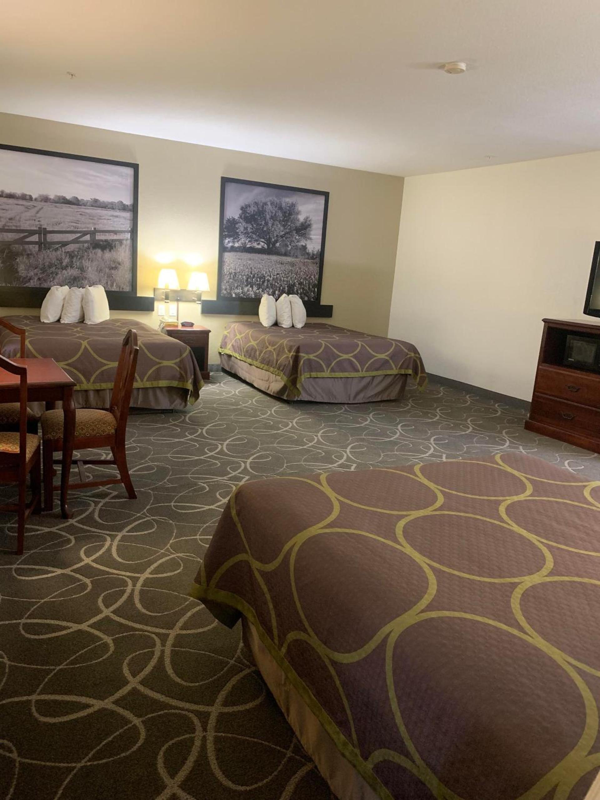 Super 8 by Wyndham Hillsboro TX photo 25